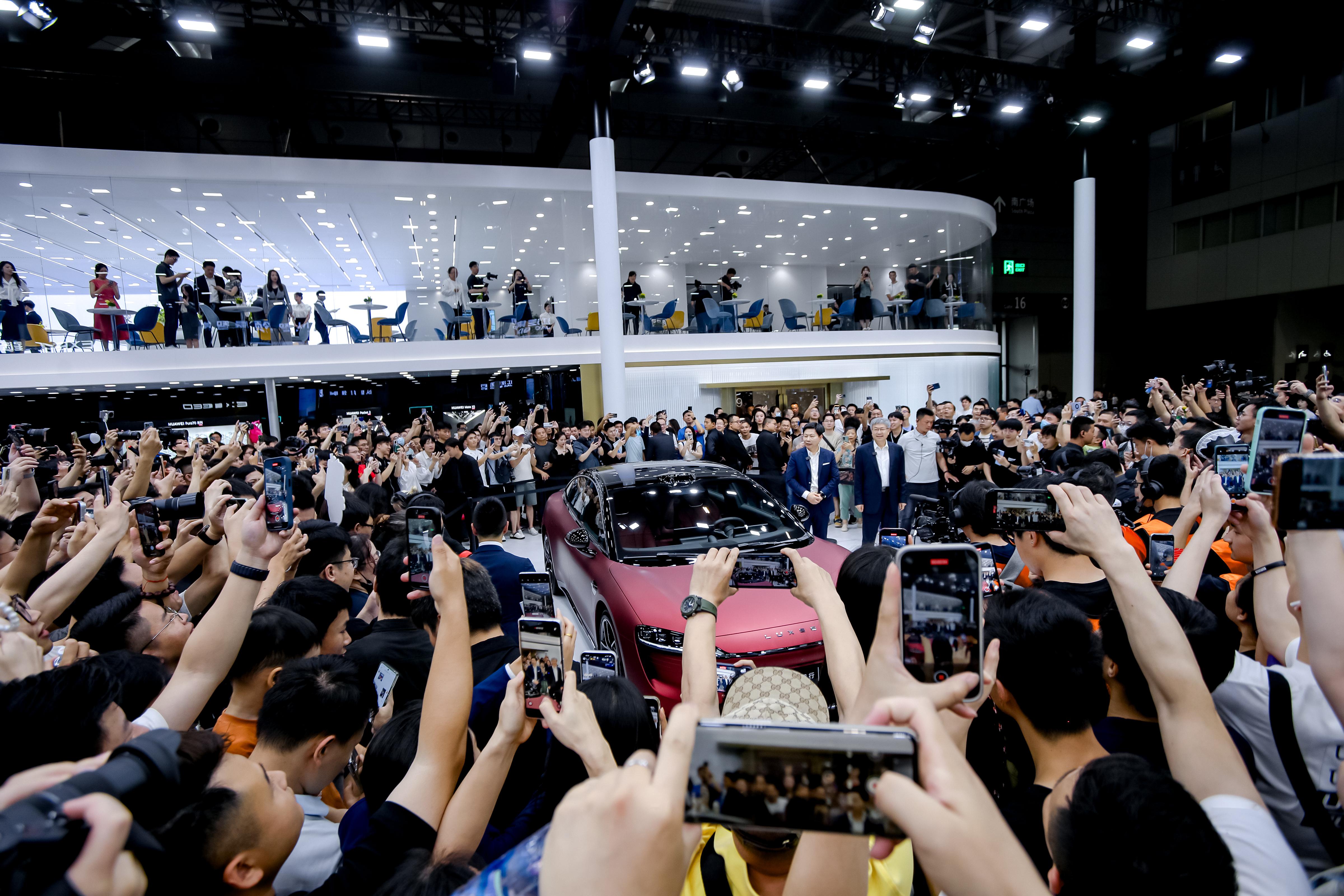 来深圳看车展了,鸿蒙智行展台依旧是流量黑洞,人山人海.