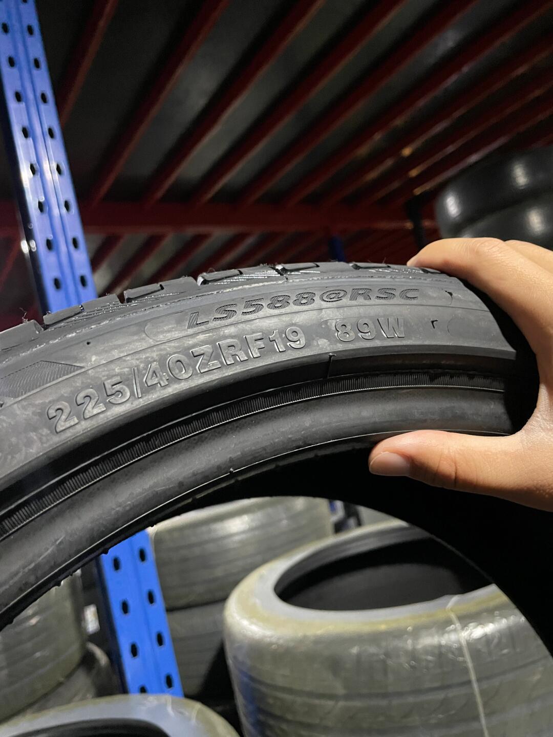 宝马3系 19寸防爆胎 终于到货了