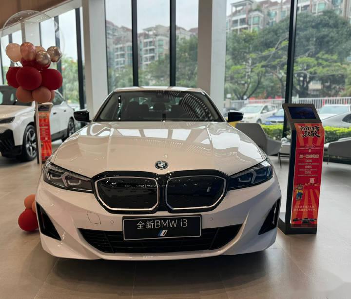 据说如果办按揭,18万就能提宝马i3 35l