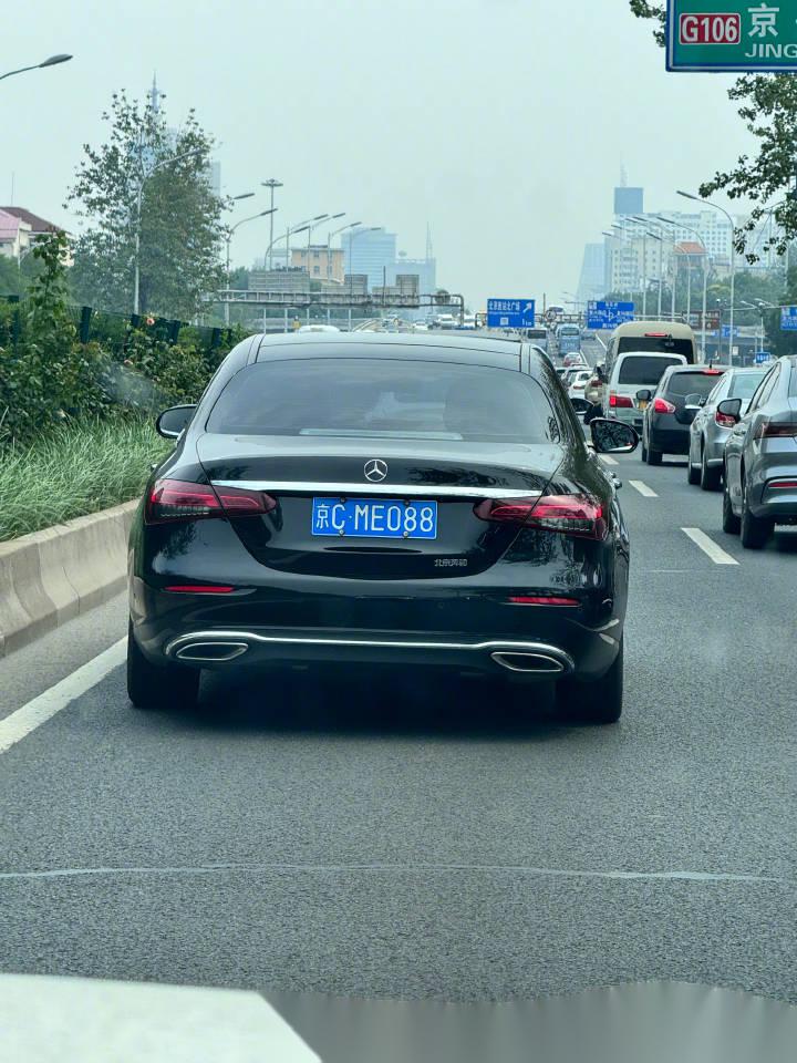 奔驰c级这两代碰一块儿新款这尾灯….我真的有点接受