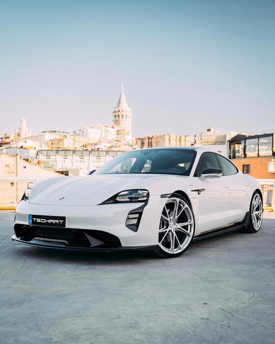 保时捷taycan是保时捷品牌推出的一款纯电动