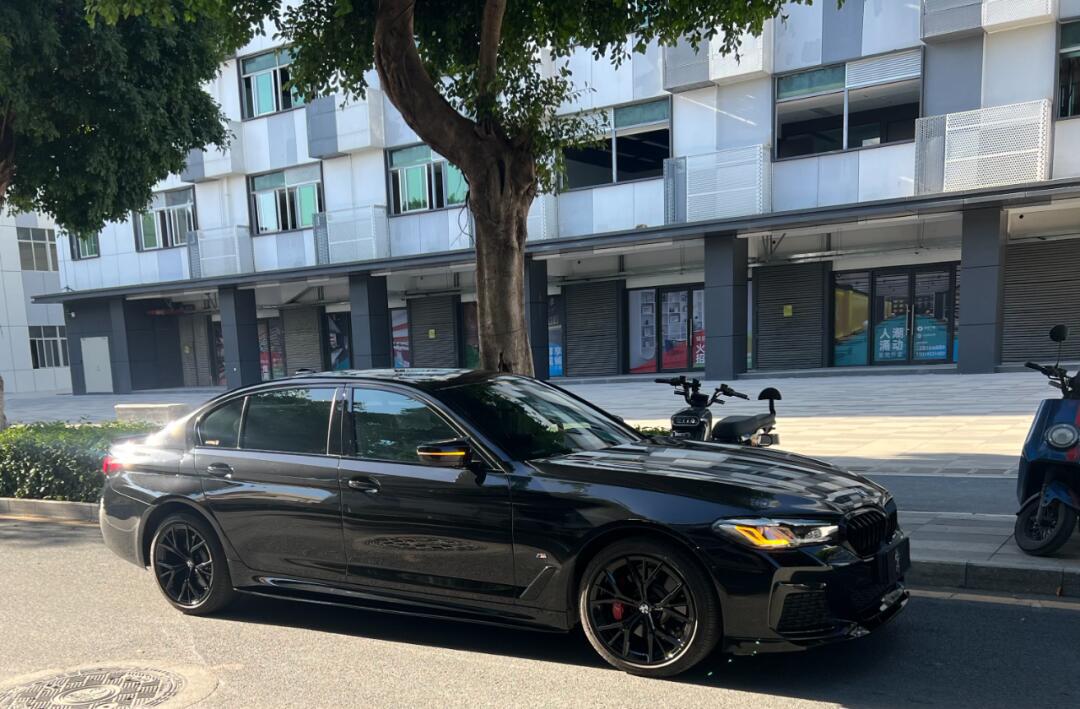 宝马5系黑武士风格,营造极简运动神秘视觉