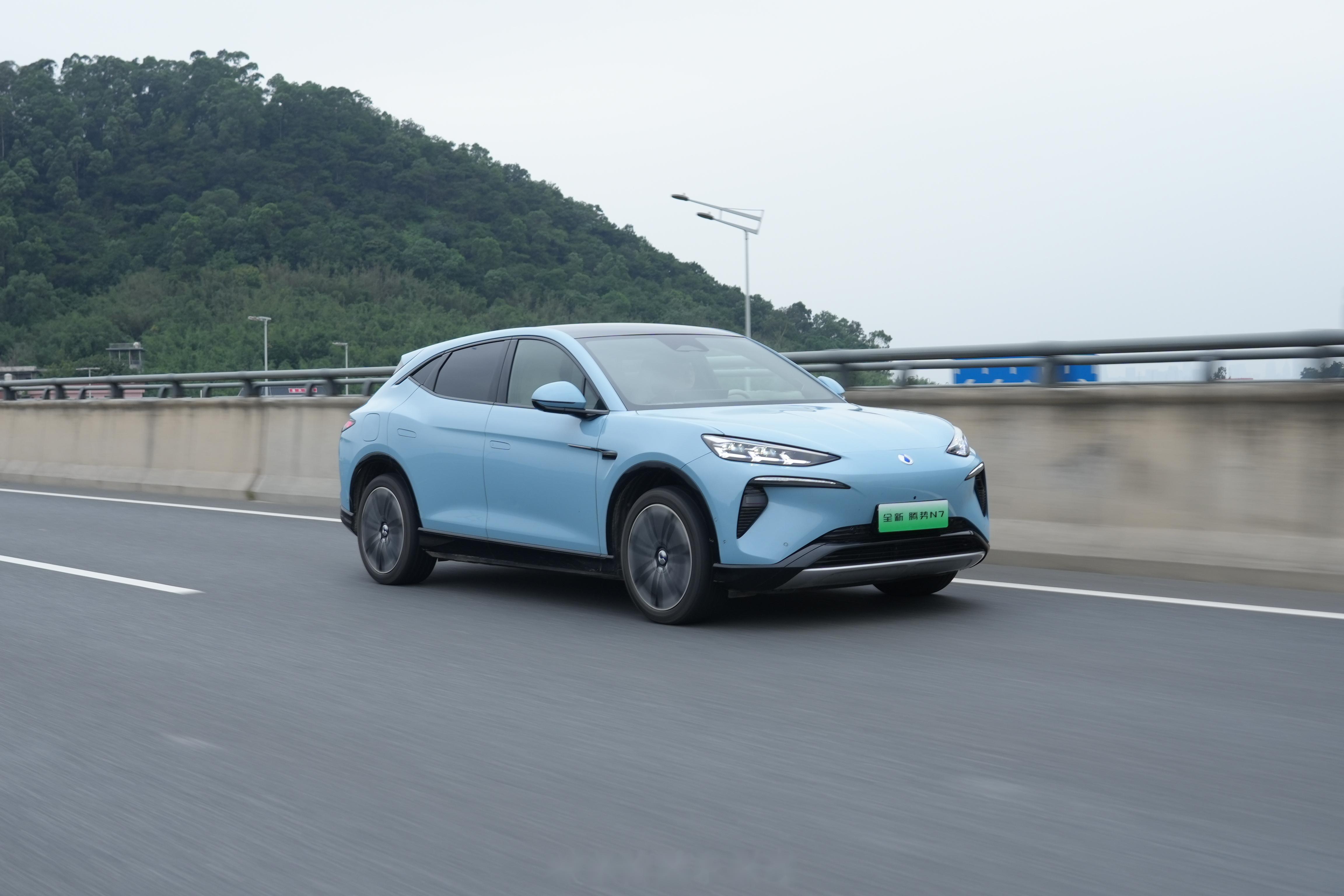 腾势一向讲究"安全是最大的豪华",但我们看其他新能源品牌无不在宣传