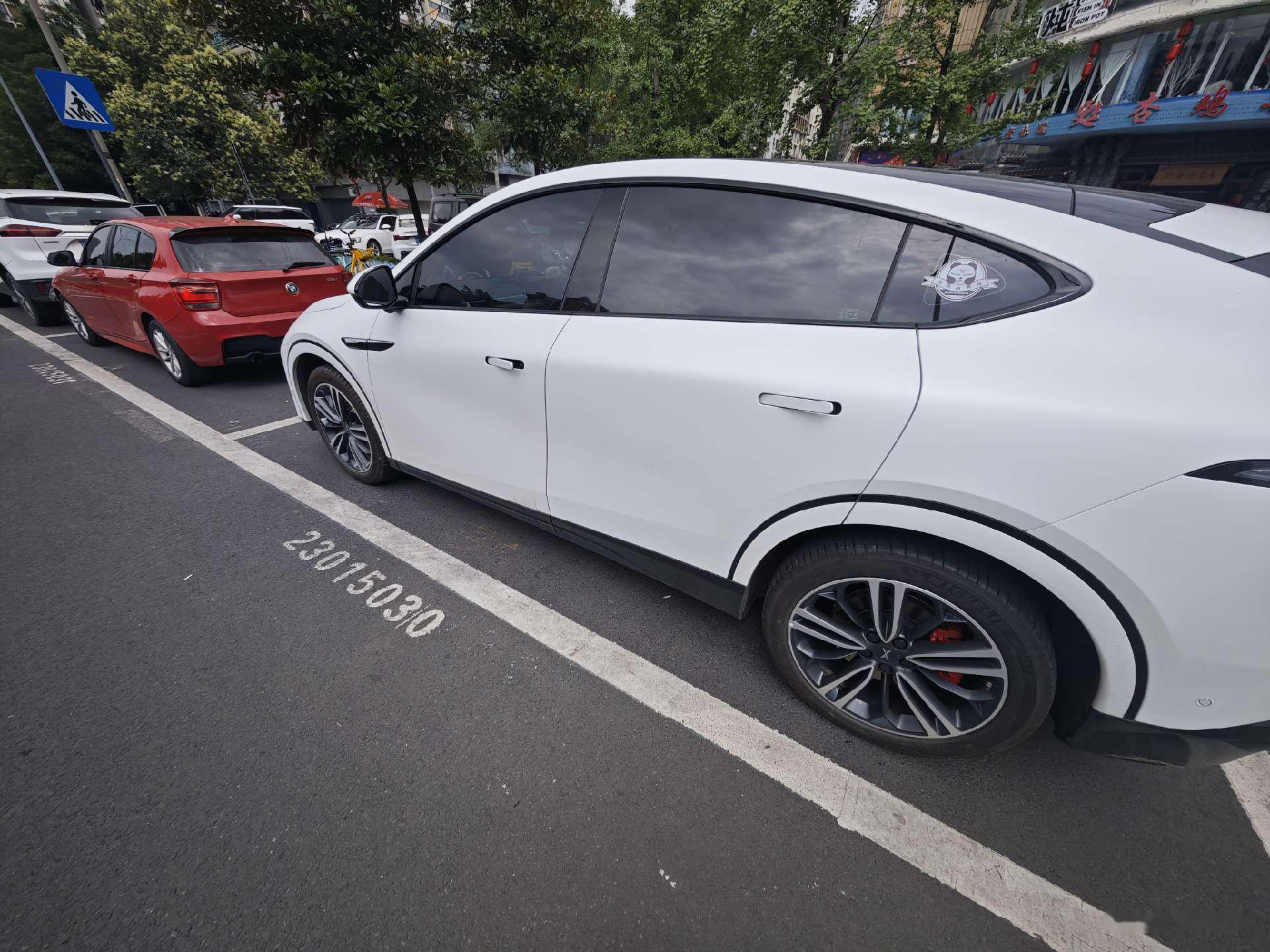 刚拍到的,奥迪q8这个橙色,貌似还要比鸡柳熔岩橙更骚气一点呢,这车停