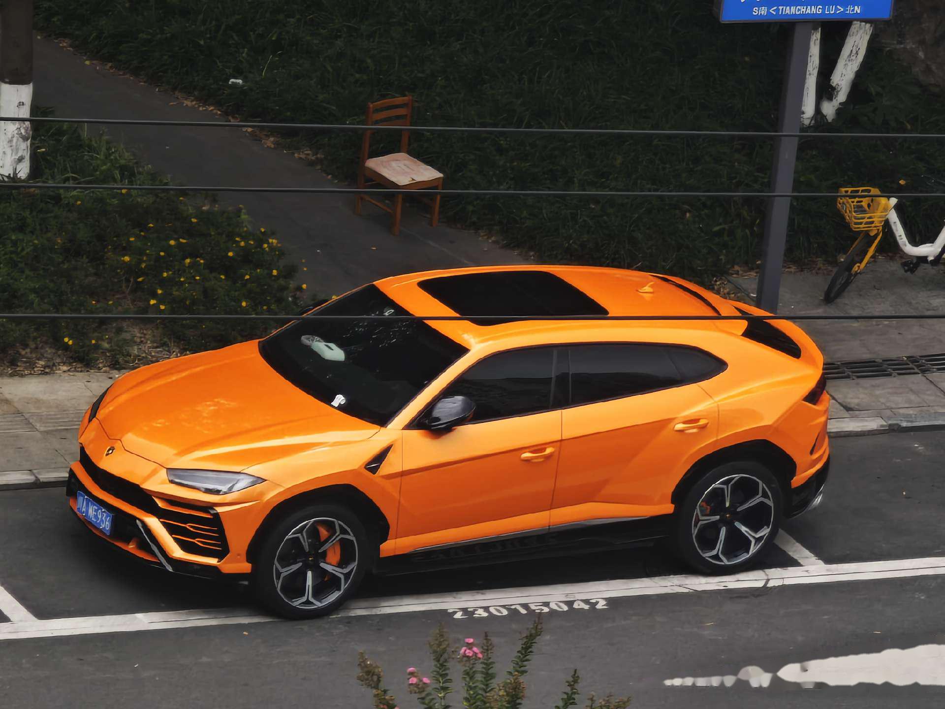 刚拍到的,奥迪q8这个橙色,貌似还要比鸡柳熔岩橙更骚气一点呢,这车停