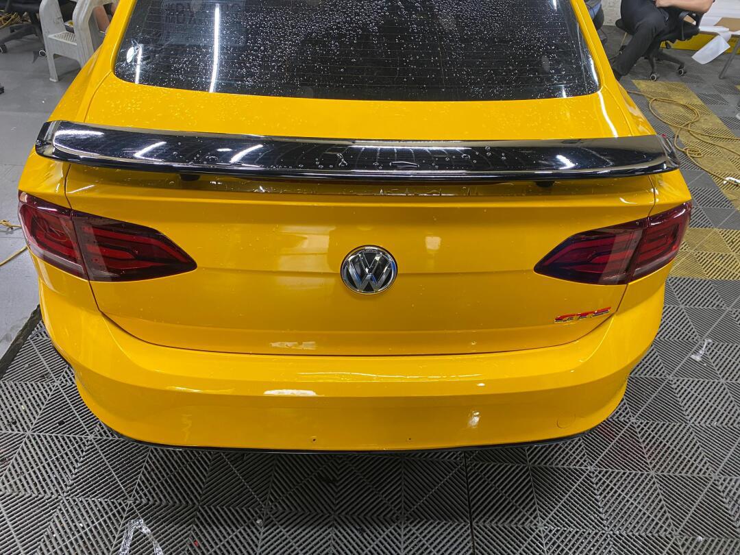 大众凌渡gts原厂尾翼两层贴膜保护
