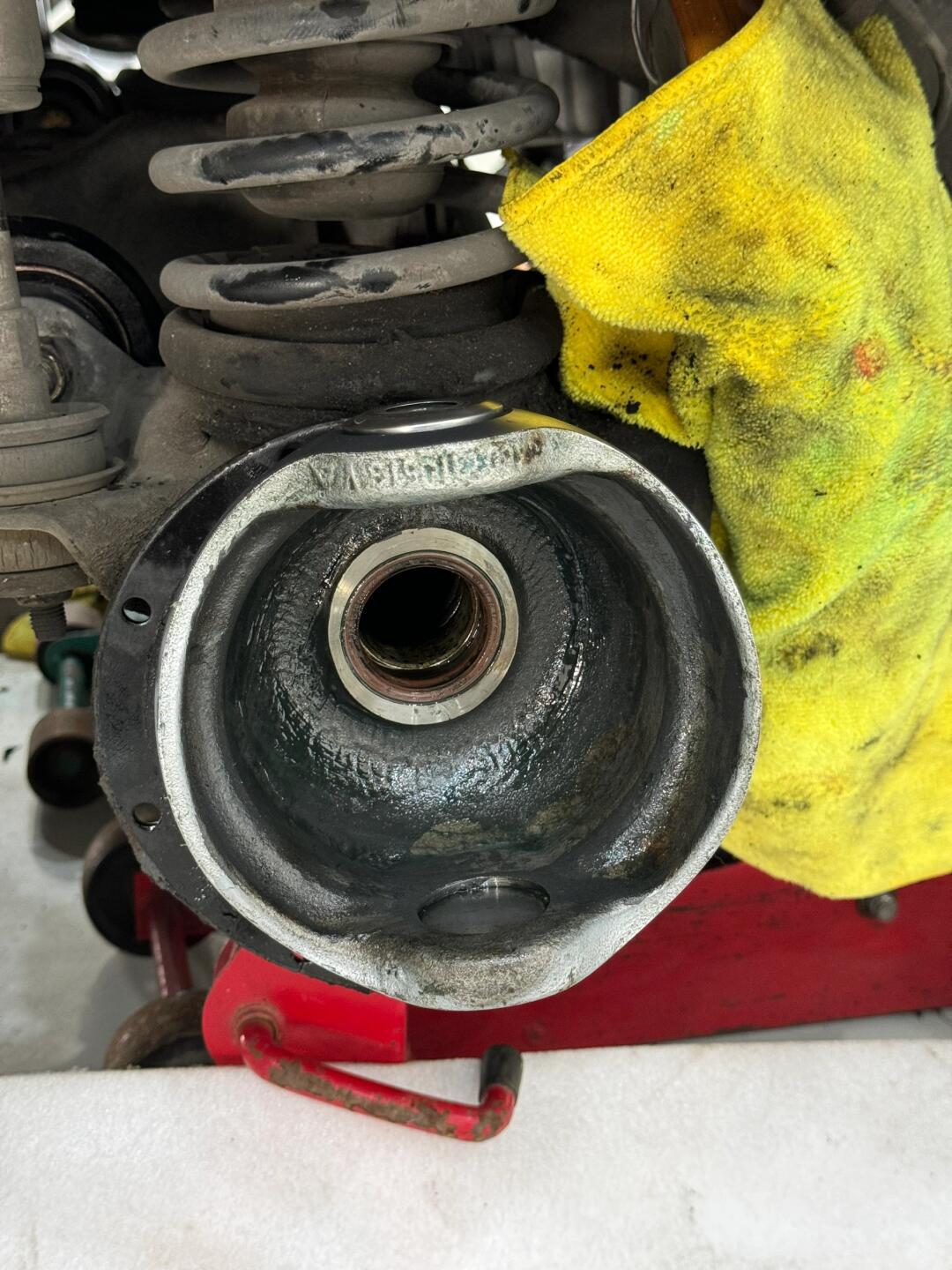 奔驰g55前桥前半轴大铁球进行整理,内部半轴油封因常年使用老化,严重