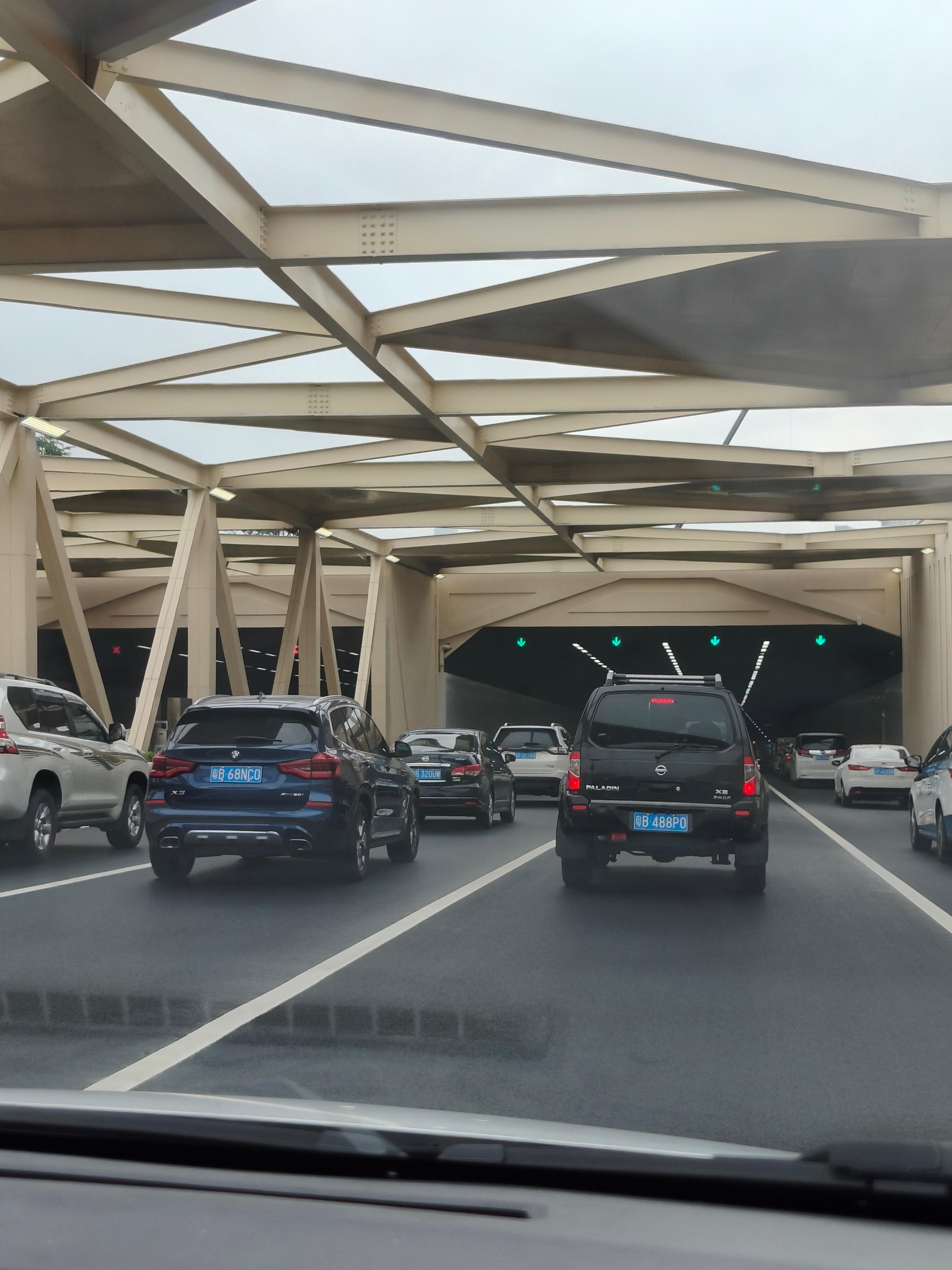 说出来很奇怪,滨海大道这条刚刚开通的下沉隧道,修了好多年了,理论上