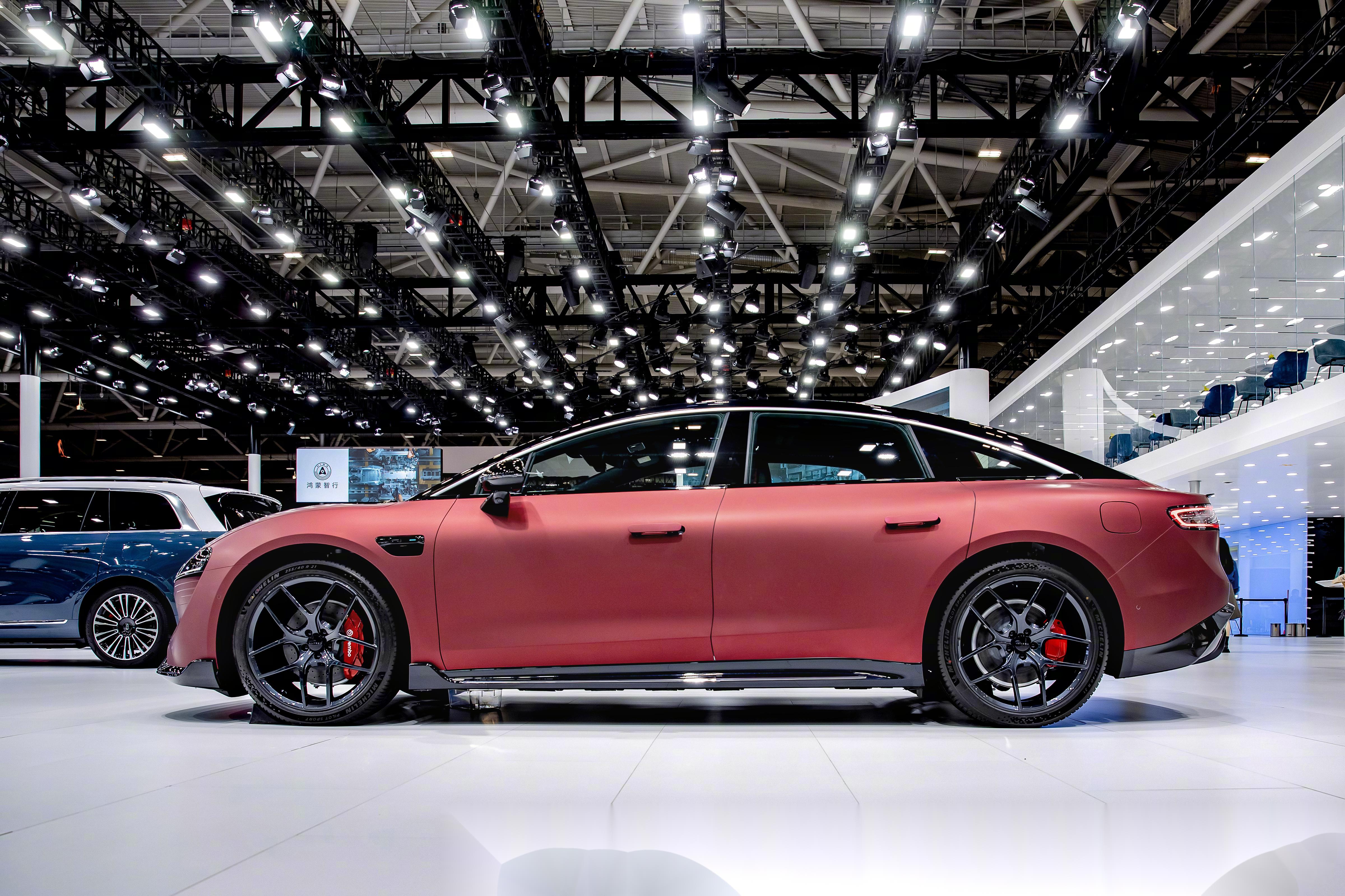 本次粤港澳车展,智界s7搭配罗曼尼红和香颂绿2款时尚个性的改色膜亮相