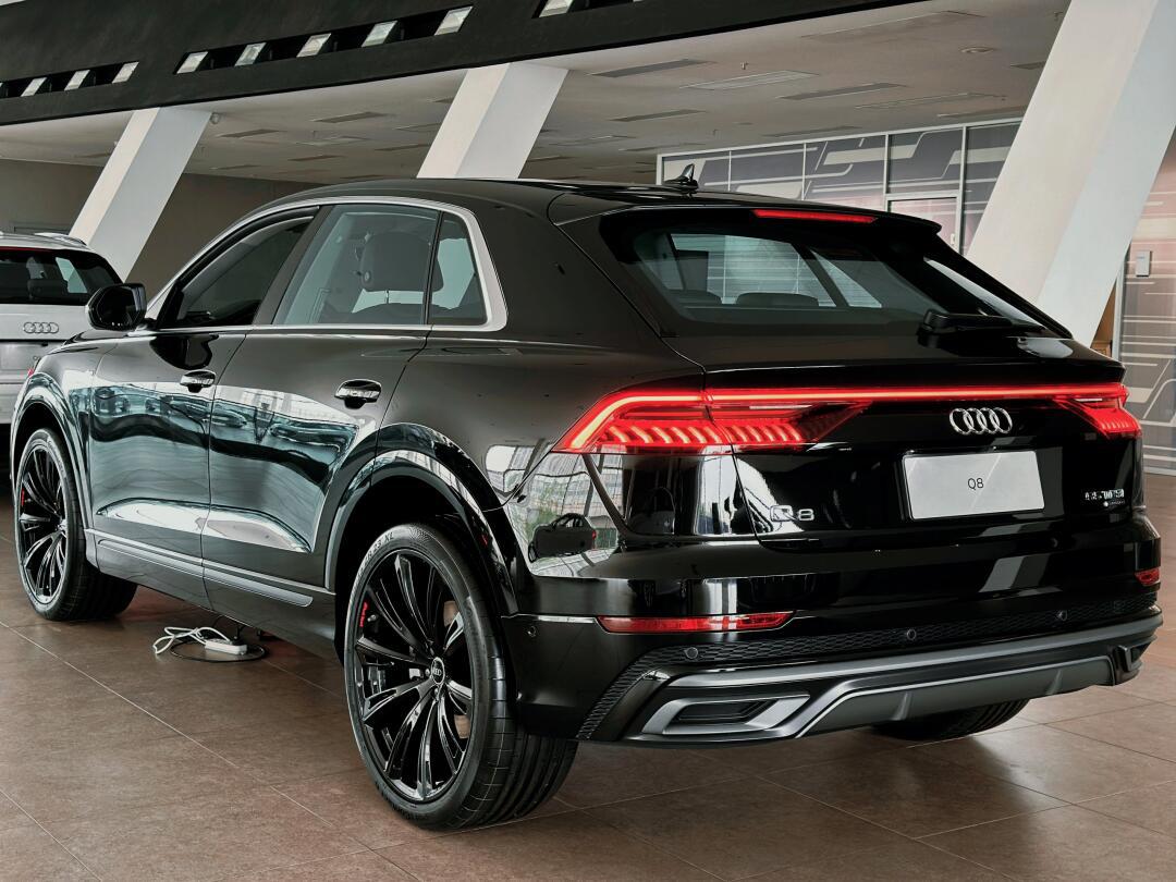可帅,可快,还可轻度越野的suv-奥迪q8