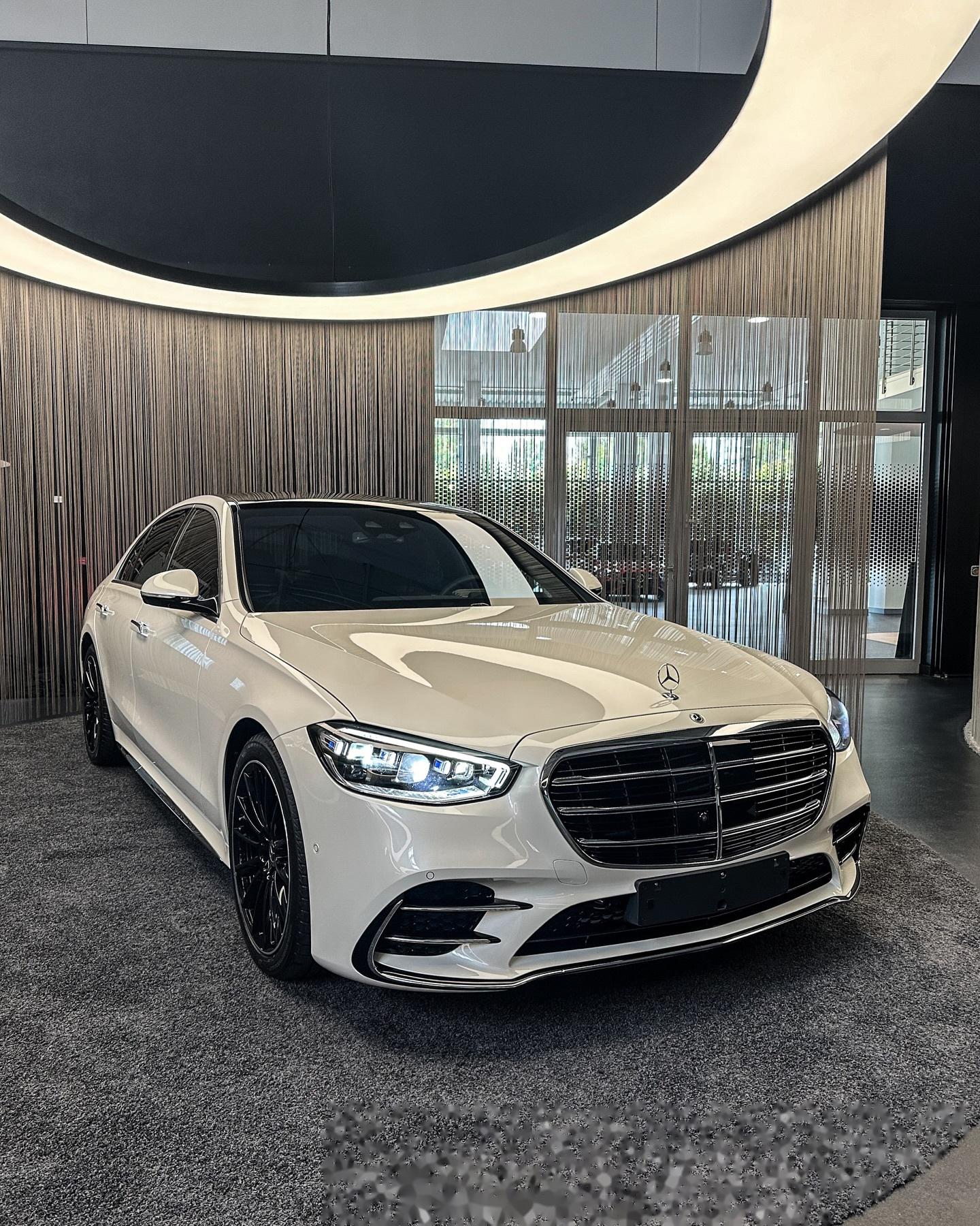 奔驰s级中期改款,更大的中网和开眼角大灯,尾灯走e级的设计路子