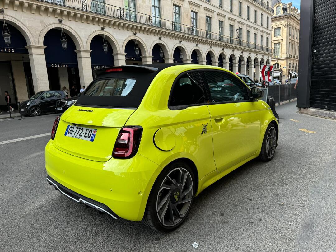 巴黎街头偶遇电动fiat abarth菲亚特阿巴斯,这绝对是我目前最心动的