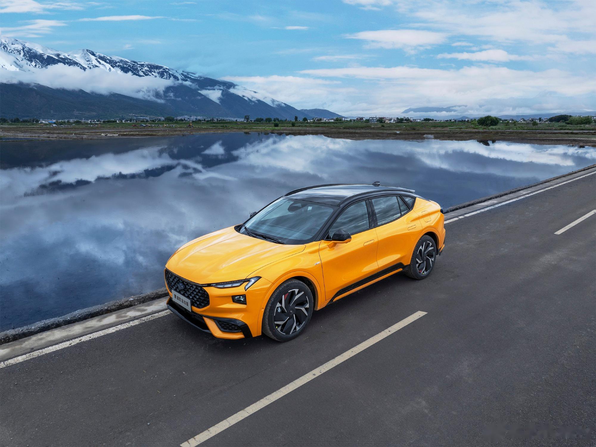 01我们家应该是福特家族的忠实粉丝了,第一辆车是福克斯,后来还买了