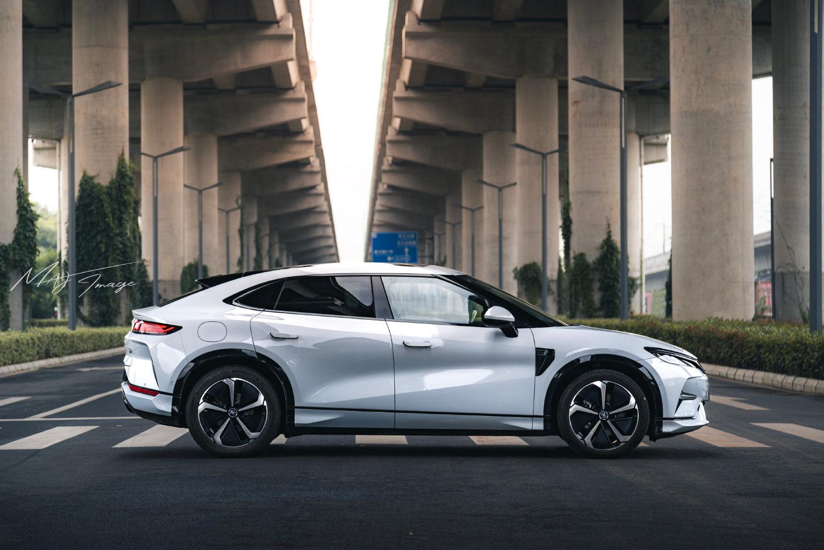 这两天趁着搬砖,抱着收集样本的心态集中开了一些国产电动车,都非常有