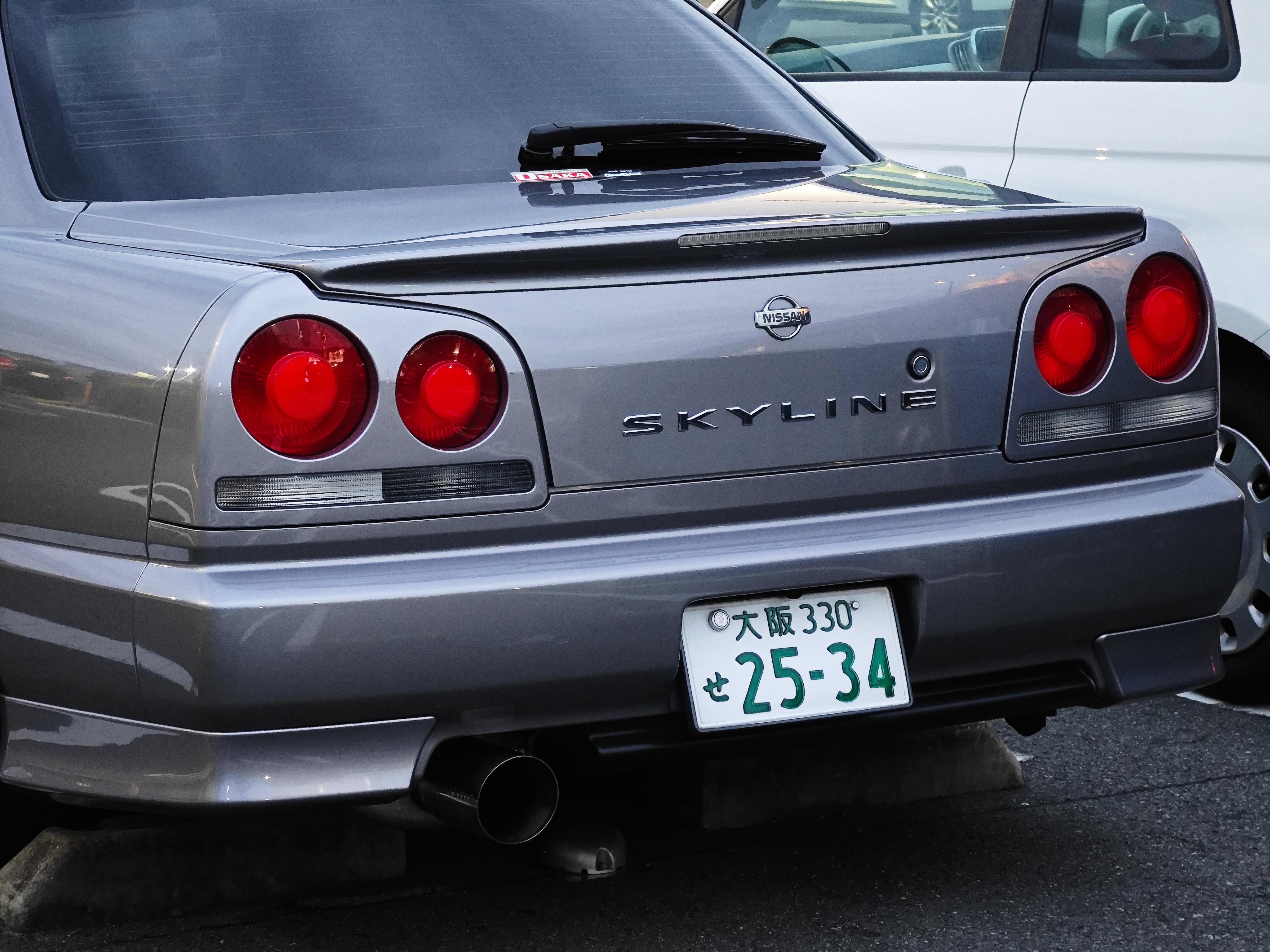 四门的战神你见过吗?偶遇日产 skyline r34 轿车版,虽然多了两扇门