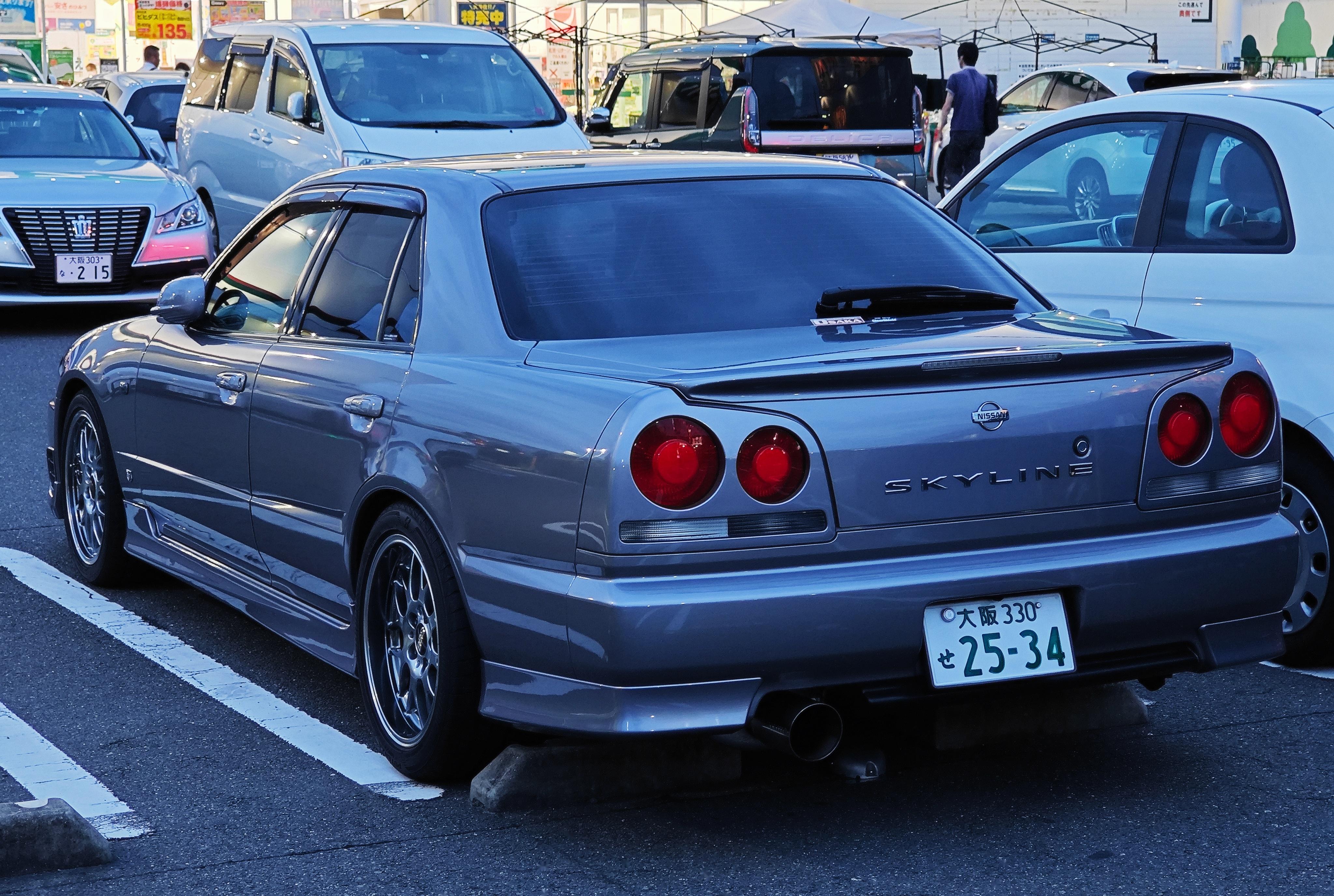 四门的战神你见过吗?偶遇日产 skyline r34 轿车版,虽然多了两扇门