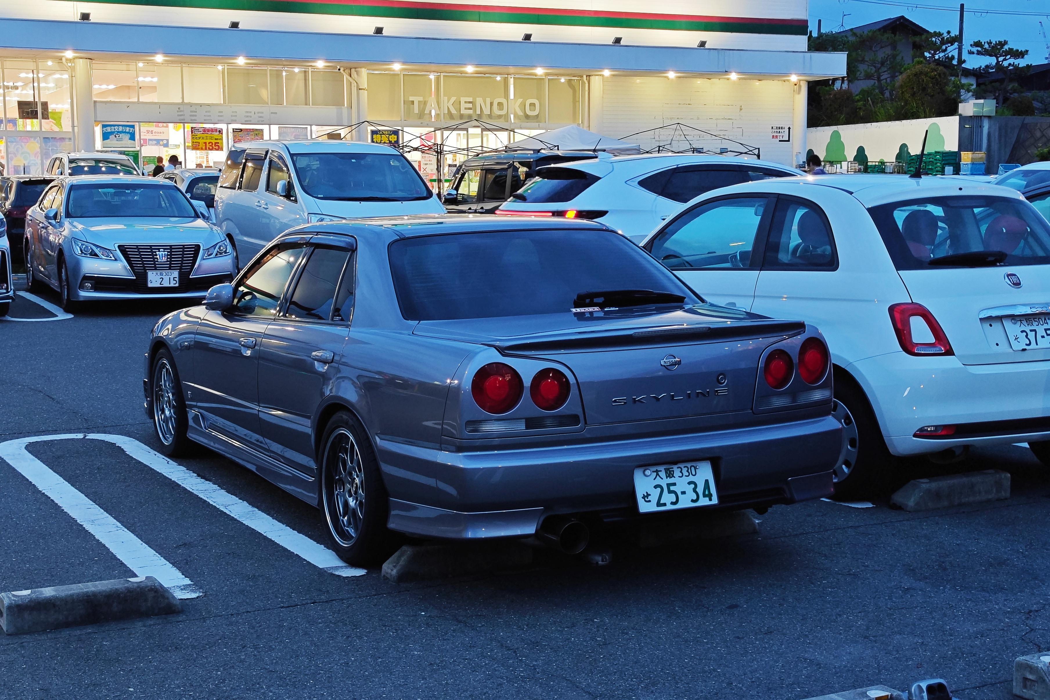 四门的战神你见过吗?偶遇日产 skyline r34 轿车版,虽然多了两扇门