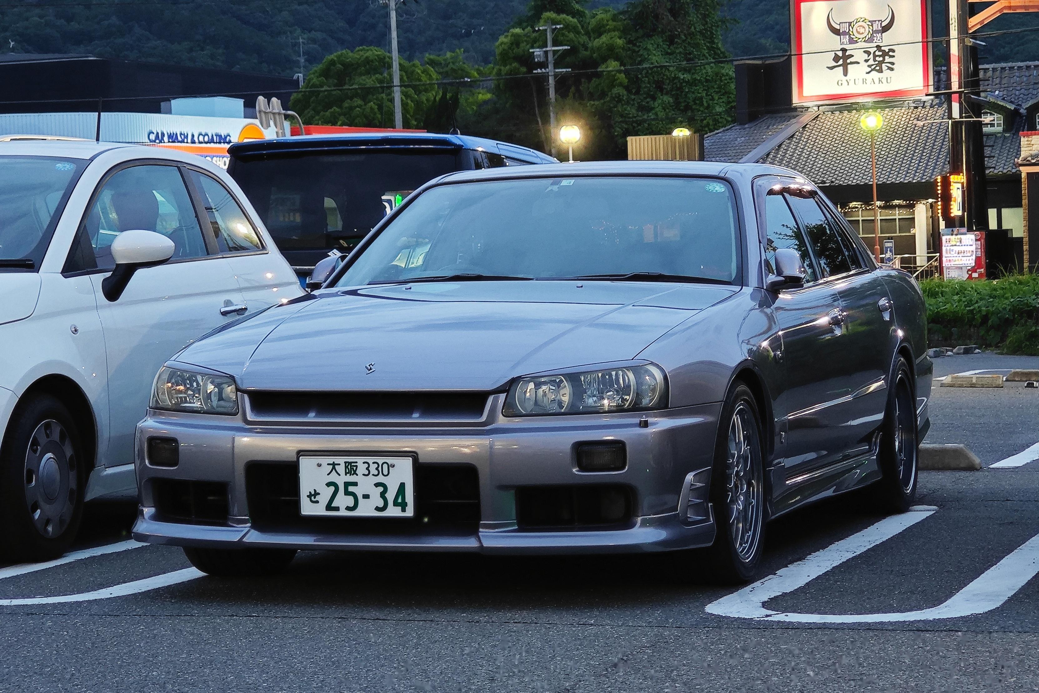 四门的战神你见过吗?偶遇日产 skyline r34 轿车版,虽然多了两扇门