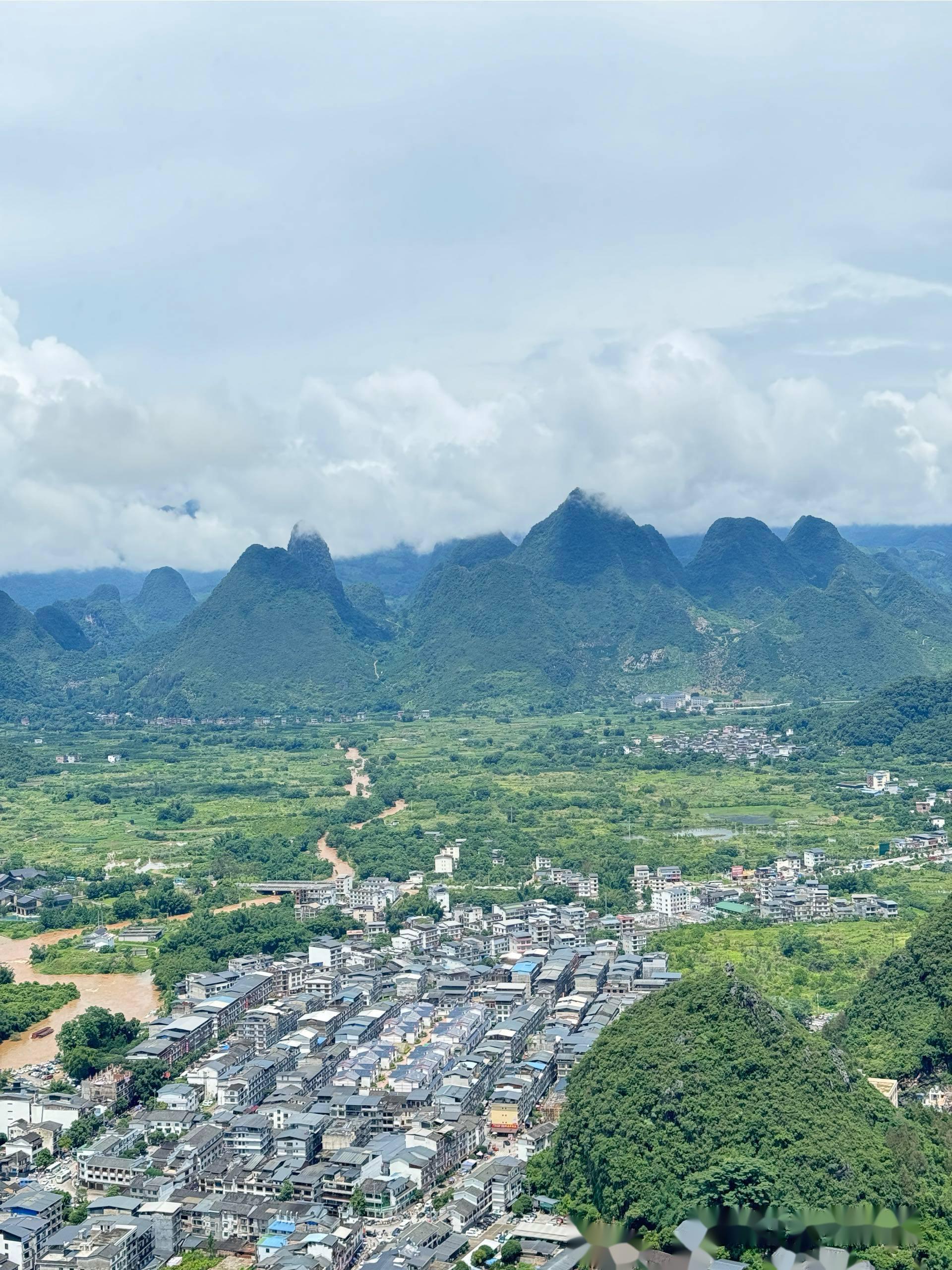 今天去了阳朔的兴坪古镇,非常坑商业化太严重都是网红产品当地特色的