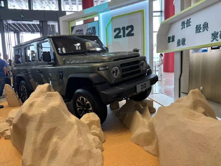 新的那台212,产品定义是越野e族辛华(玩e族的都喊他农民)他们一起干的