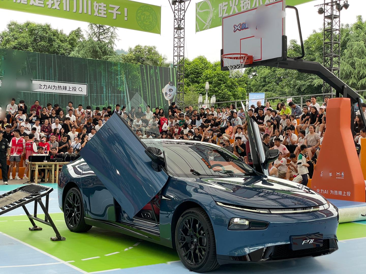 致敬偶像nba传奇巨星kobe飞跃汽车村ba街头表演飞越小鹏p7i扣篮有