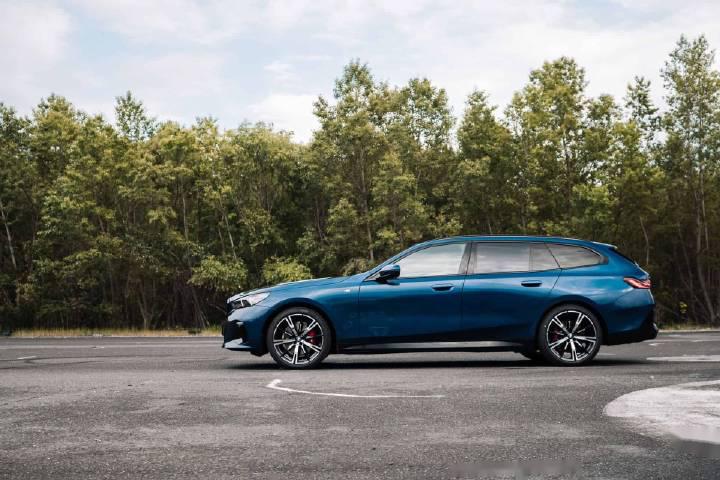 量子蓝车漆g61 全新宝马5系旅行版,touring版修长的车身减弱了sedan