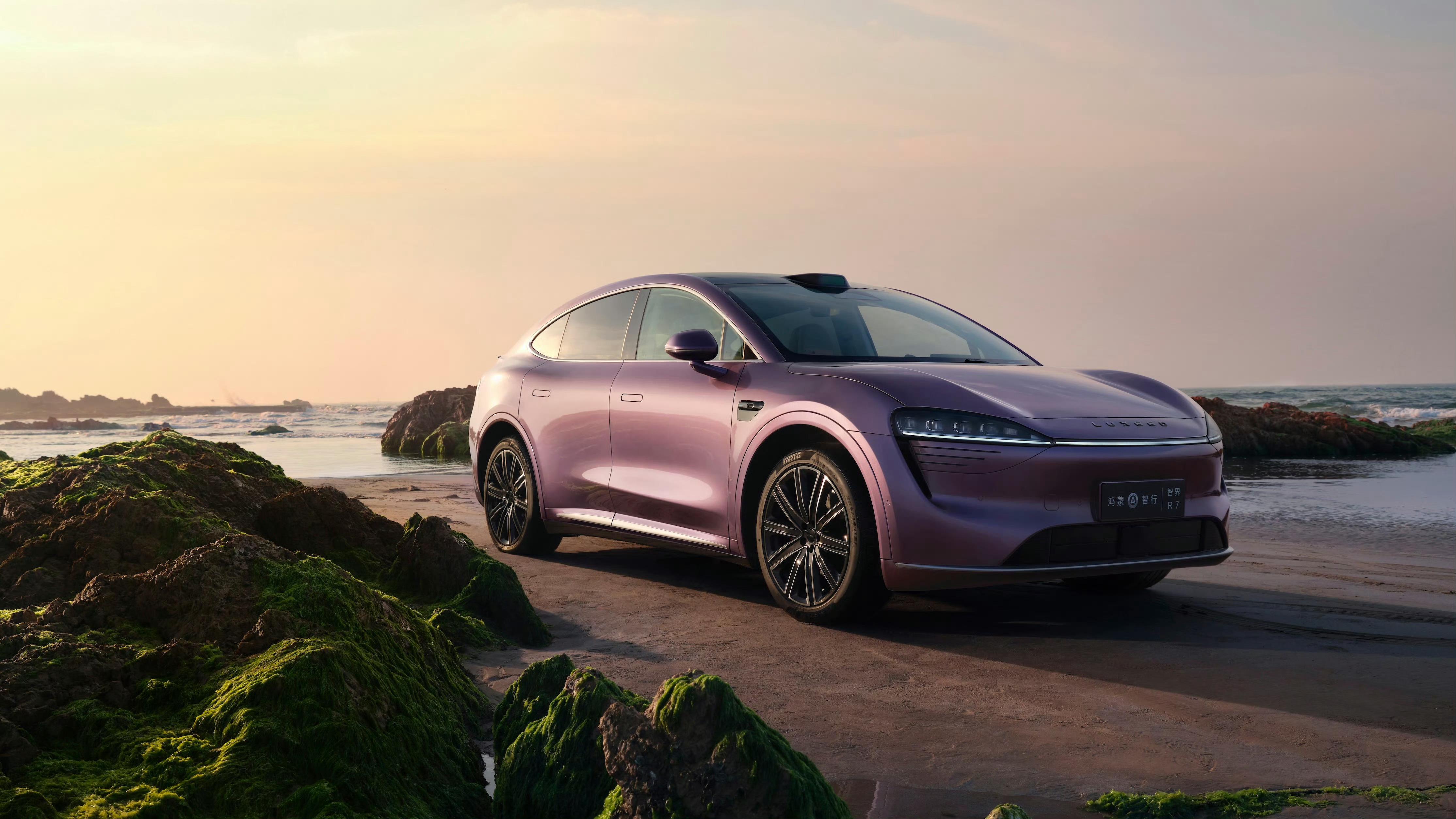 华为鸿蒙智行家族新成员,首款轿跑suv智界r7,命名采用全新序列标识"r"