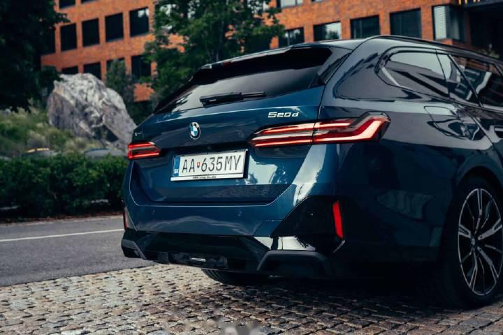 量子蓝车漆g61 全新宝马5系旅行版,touring版修长的车身减弱了sedan