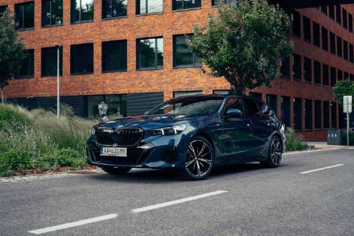 量子蓝车漆g61 全新宝马5系旅行版,touring版修长的车身减弱了sedan