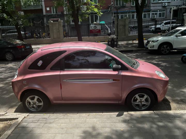 嚯,在医院旁偶遇了辆还算规整的奇瑞qqme!