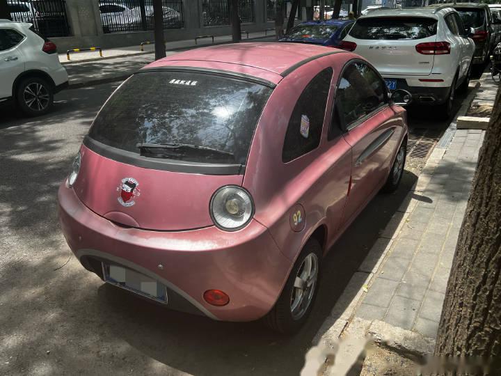 嚯,在医院旁偶遇了辆还算规整的奇瑞qqme!