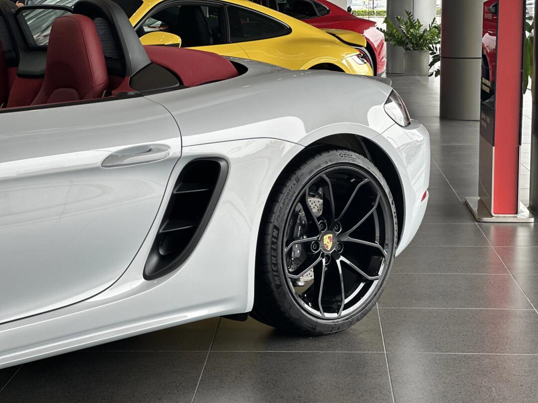 当前位置:>易车>社区>保时捷boxster社区>保时捷718中最特别版车型>
