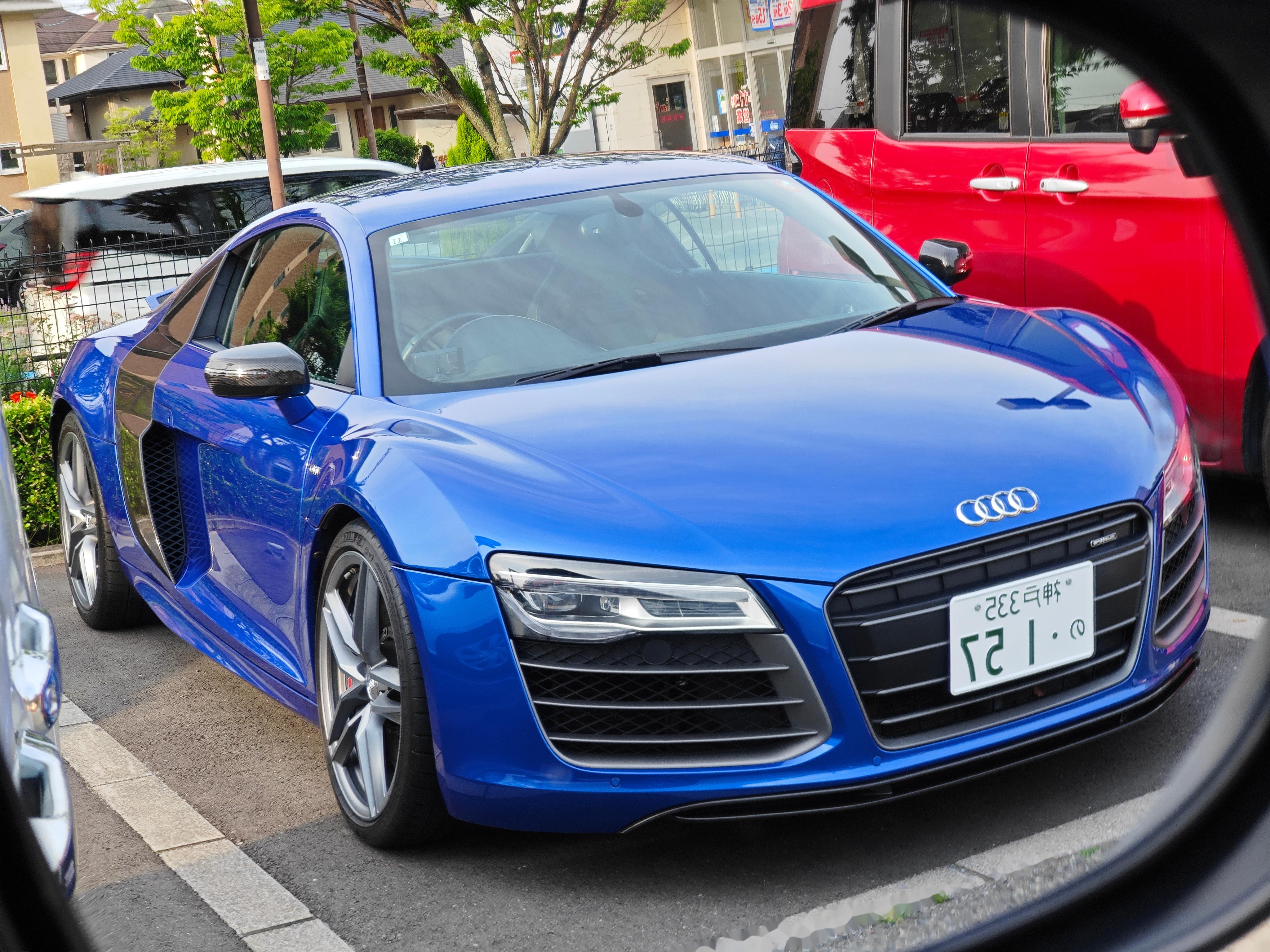 旁边车位停着一辆奥迪 r8 v10,虽然是老款,但气势依然镇住全(停车)场