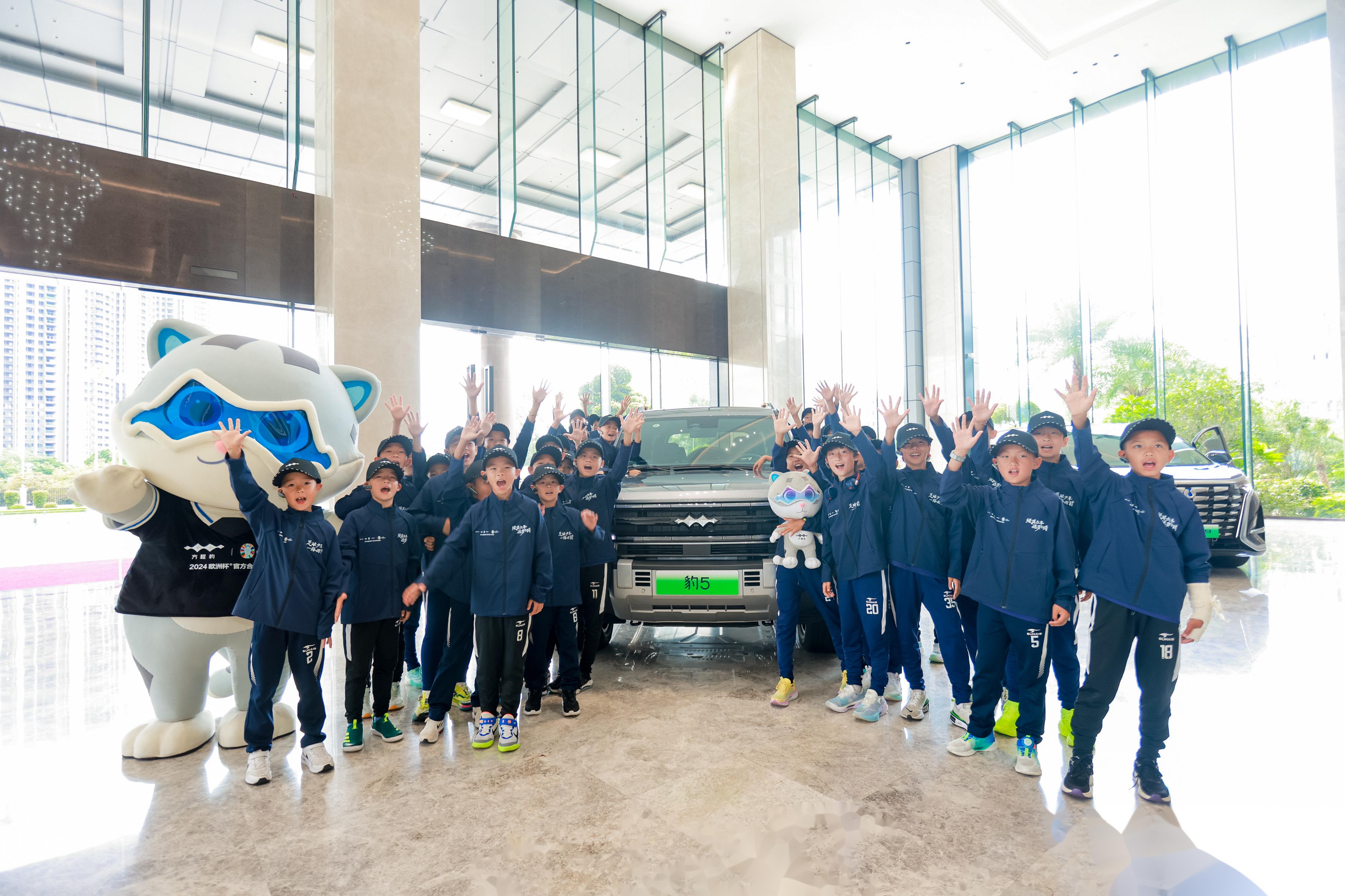6月12日,比亚迪在深圳坪山总部举办足球少年 一路向前出征仪式,助力