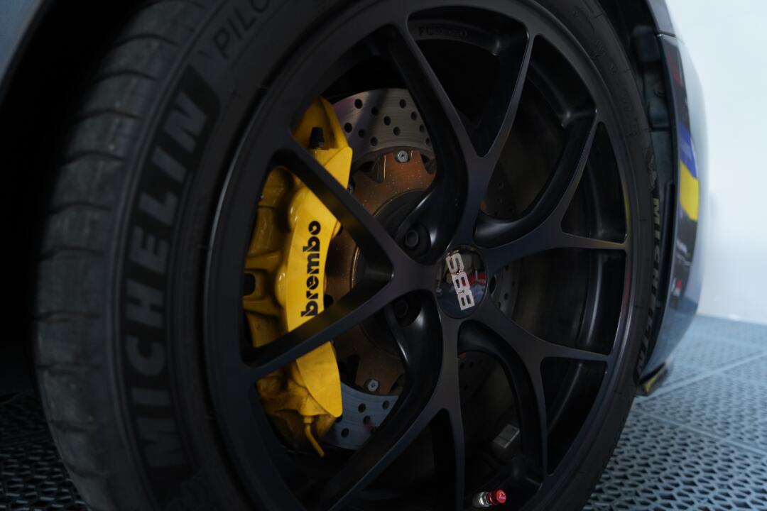 宝马5系改装锻造轮毂,brembo刹车卡钳