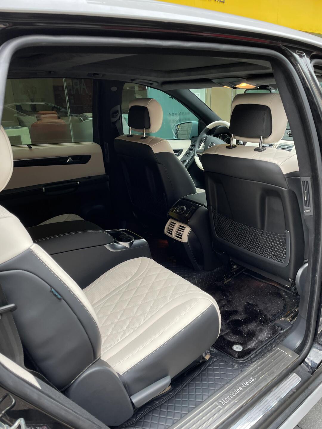 重庆老车翻新找车空间,11年奔驰r500翻新包覆,外观贴膜换大灯轮毂