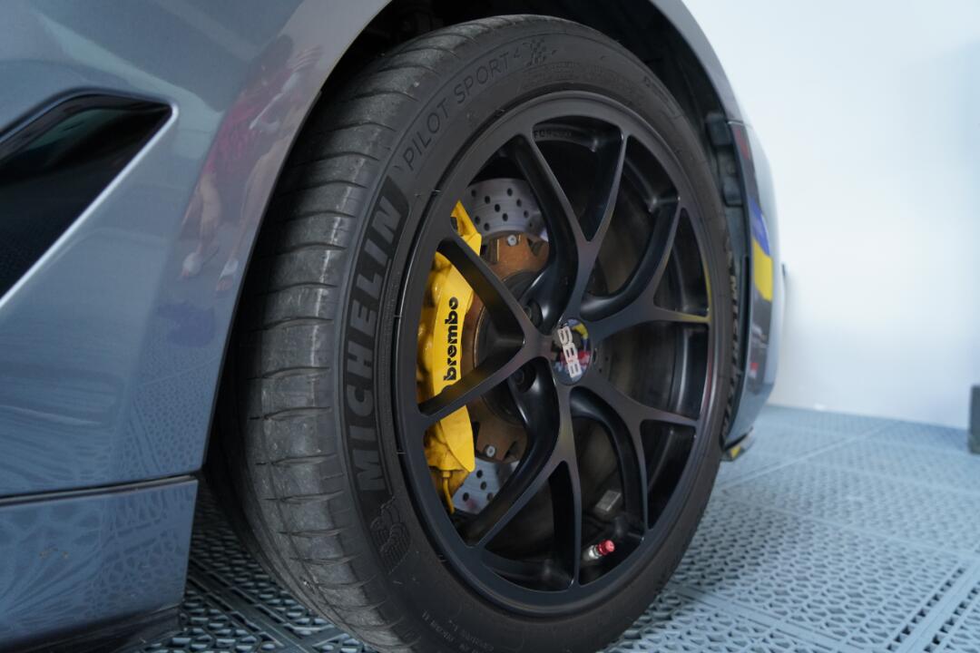 宝马5系改装锻造轮毂,brembo刹车卡钳