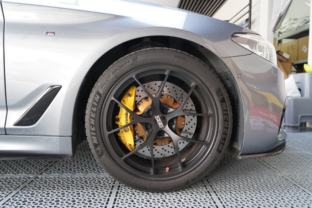 宝马5系改装锻造轮毂,brembo刹车卡钳