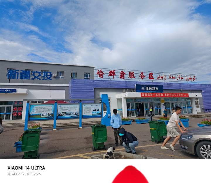 新疆高速服务区也有充电桩的,充电的两个车都是比亚迪的,还有一个腾势