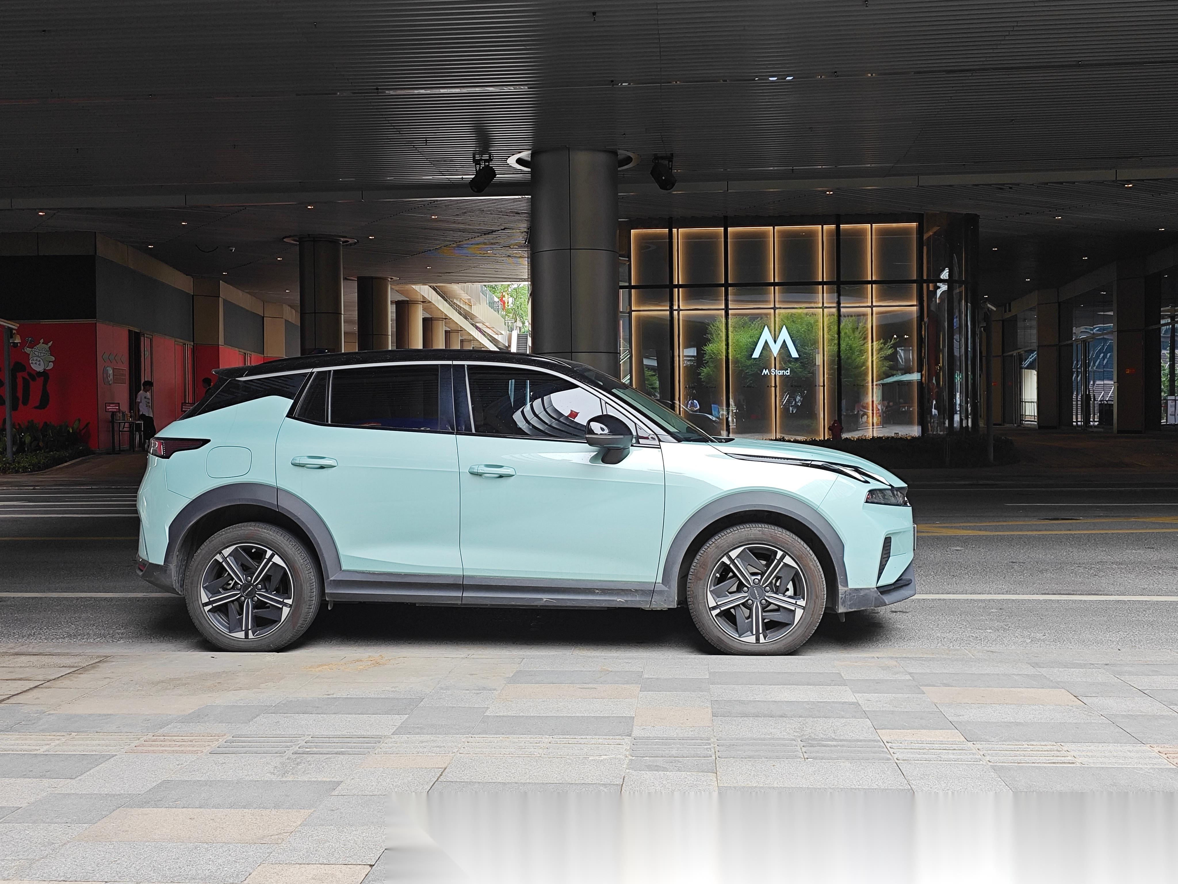 今天开了一会领克06 em-p,一台长度不到4.4米的插电式混合动力suv. 这