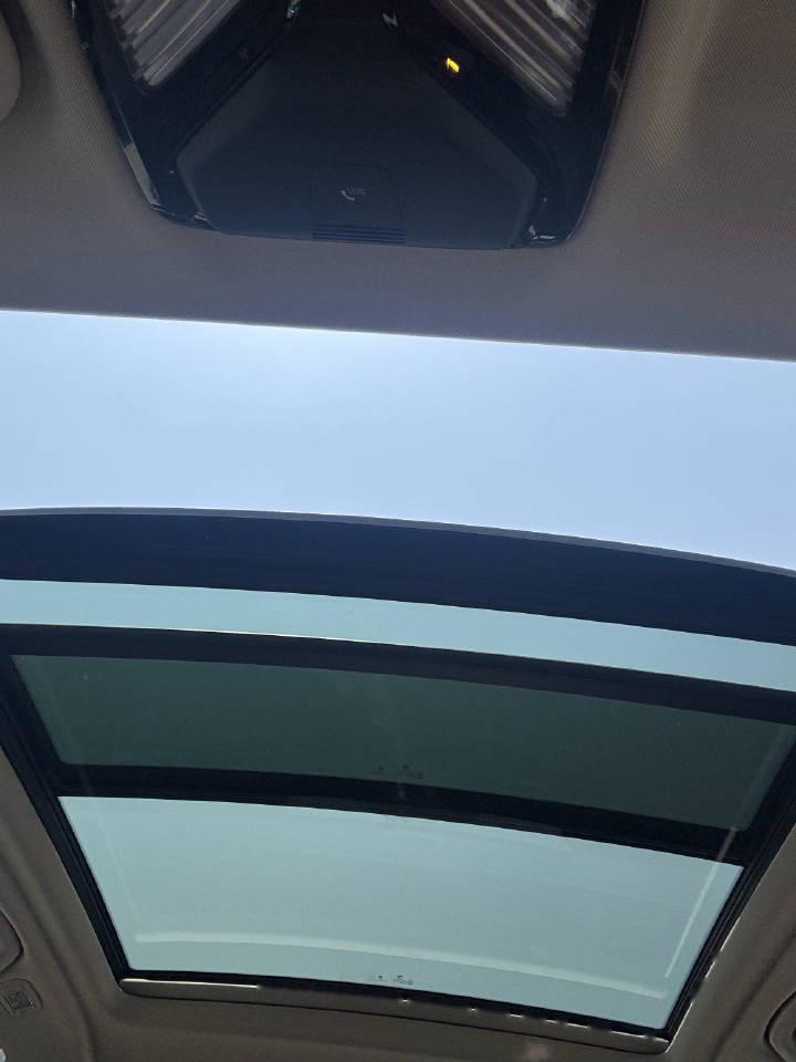 bmw x3的 全景天窗有电动遮阳帘,而且特别厚完全不透光.