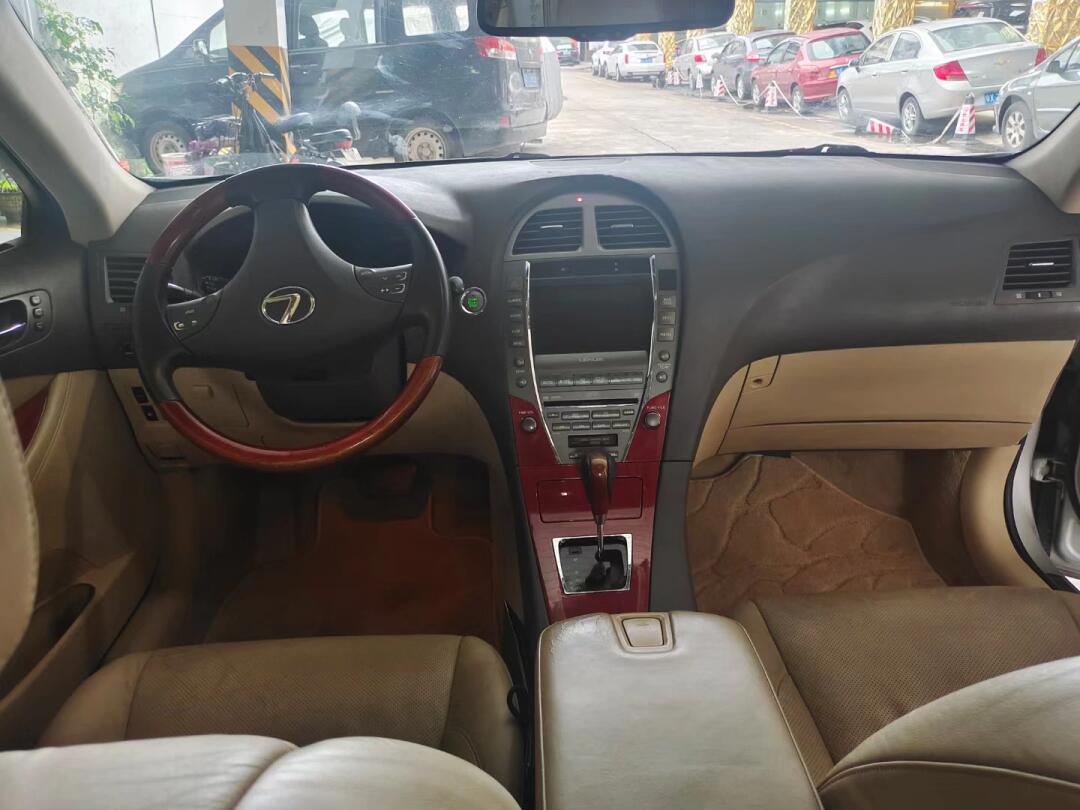 刚刚收回,08年雷克萨斯es350豪华版,3.5l排量,v6发动机,自动挡,当年