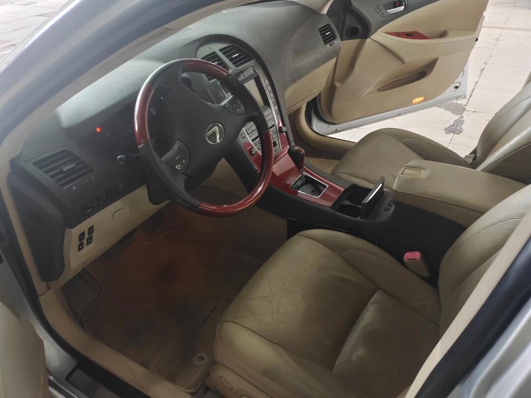 刚刚收回,08年雷克萨斯es350豪华版,3.5l排量,v6发动机,自动挡,当年