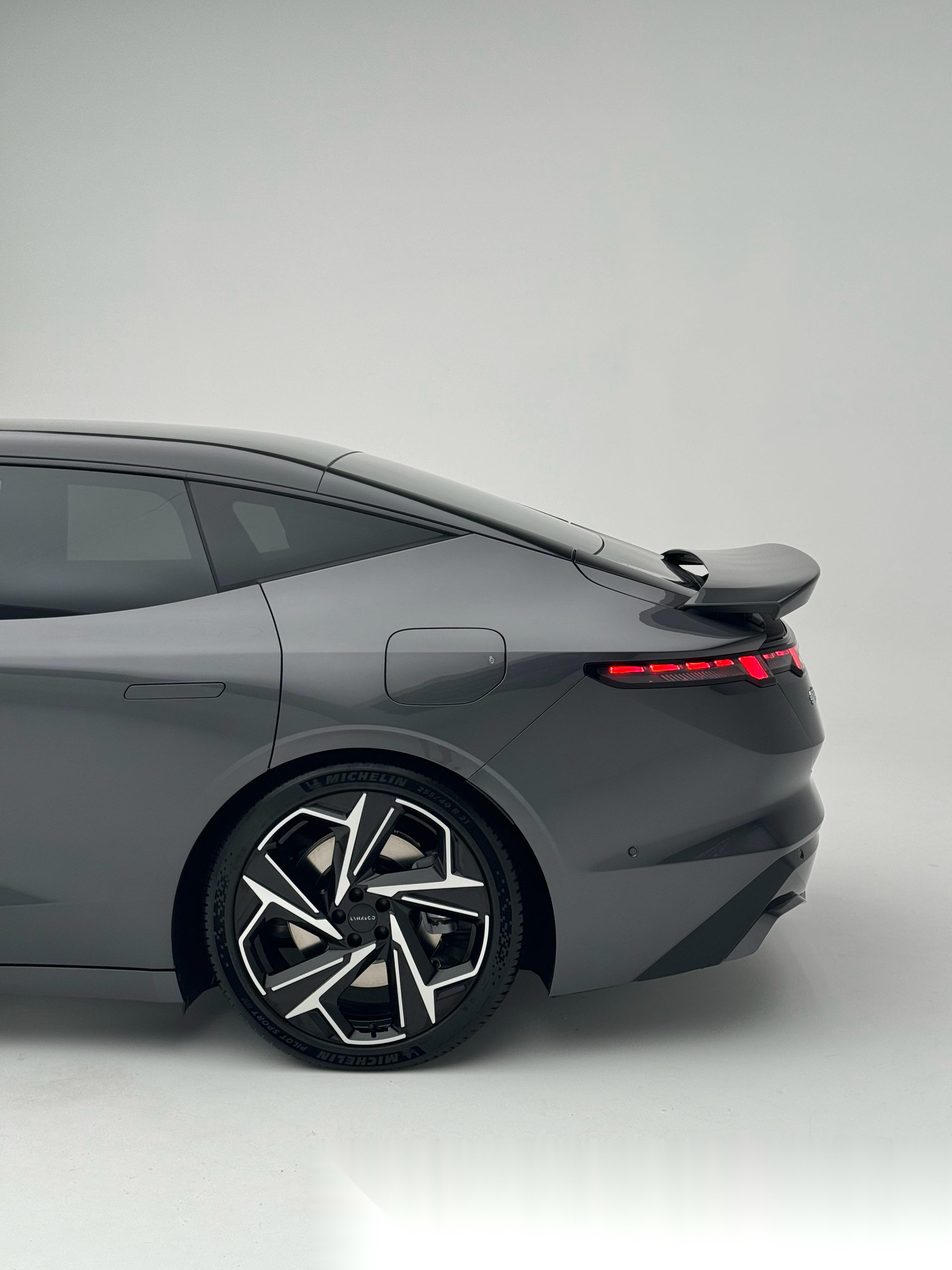 领克首款纯电轿车z10正式亮相,车已经提前替大家看过了.