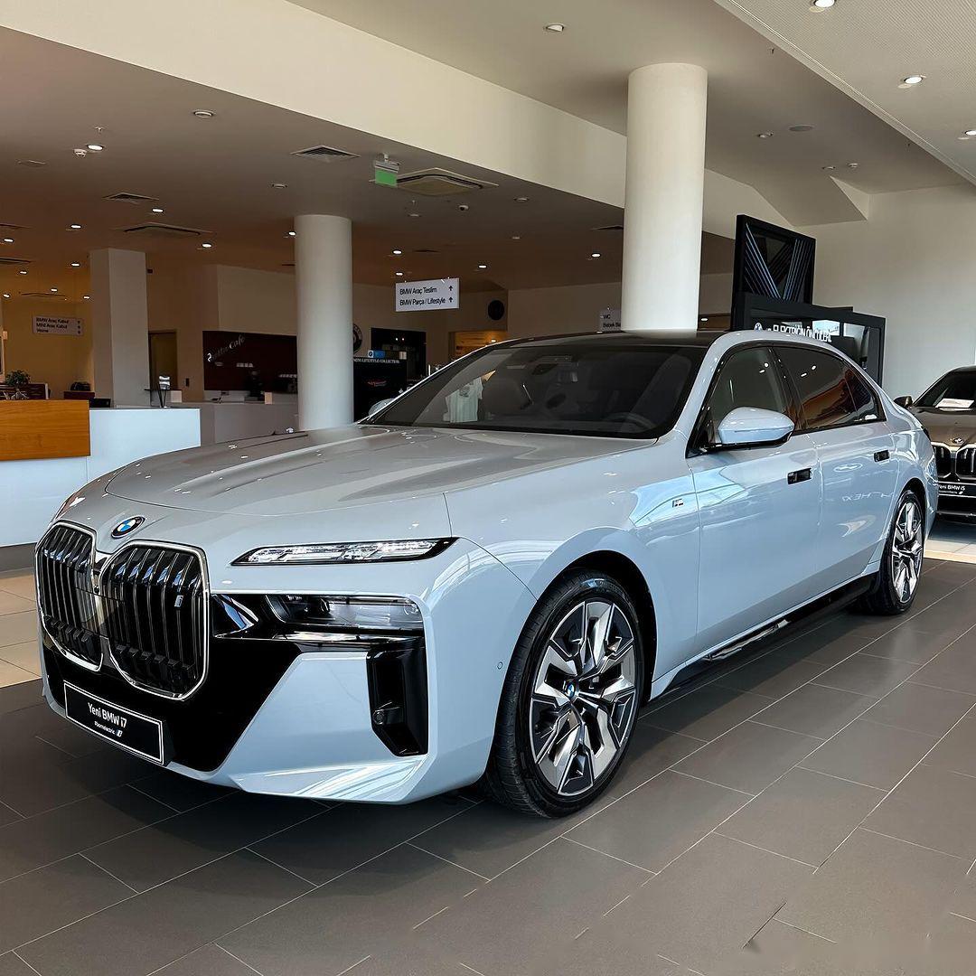 大鼻孔中网确实够惊吓的,尾灯也不_宝马i7社区_易车社区