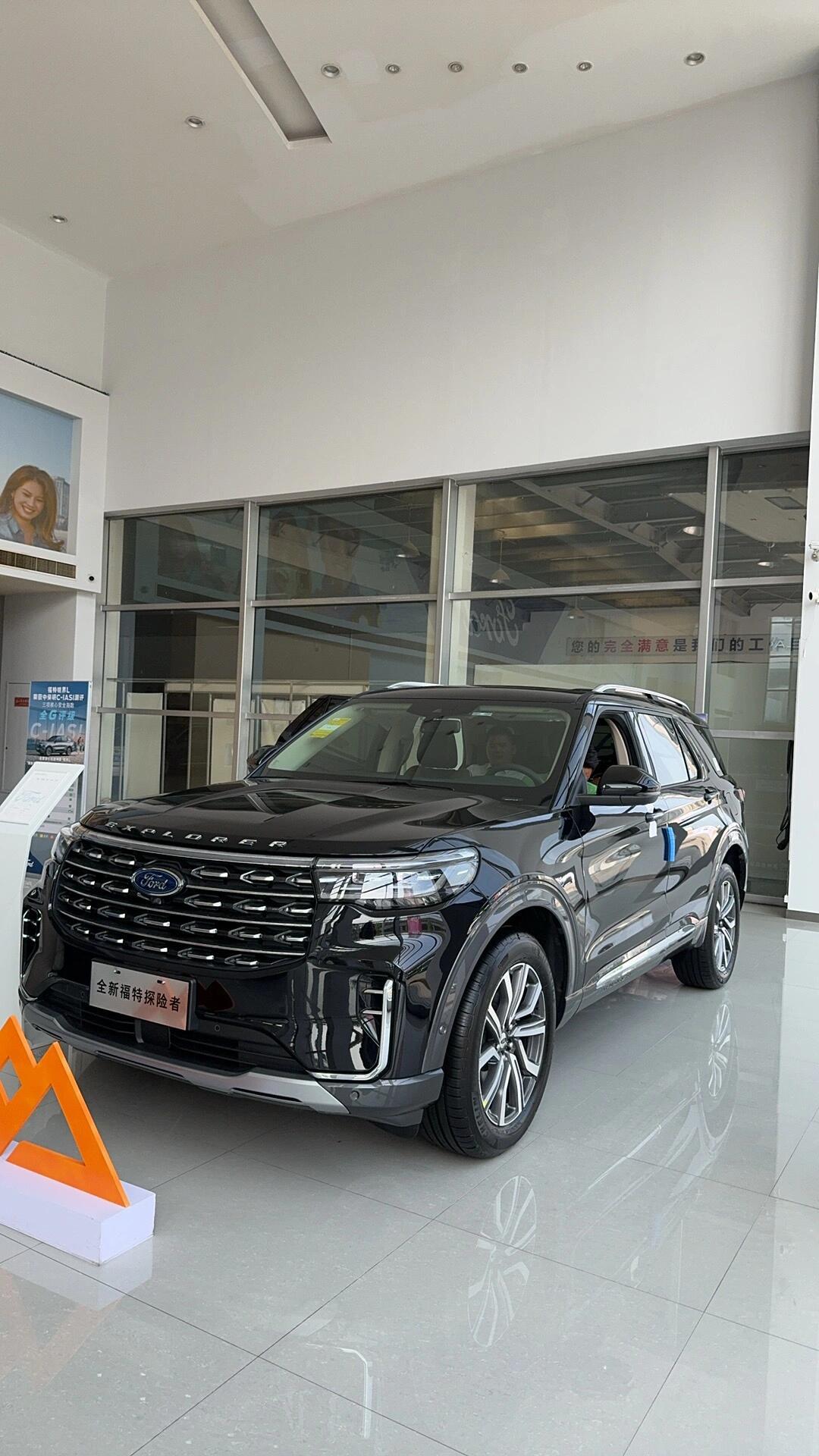 可以带父母出去方便,对比来对比去抛开品牌讲,看来看去还是福特探险者