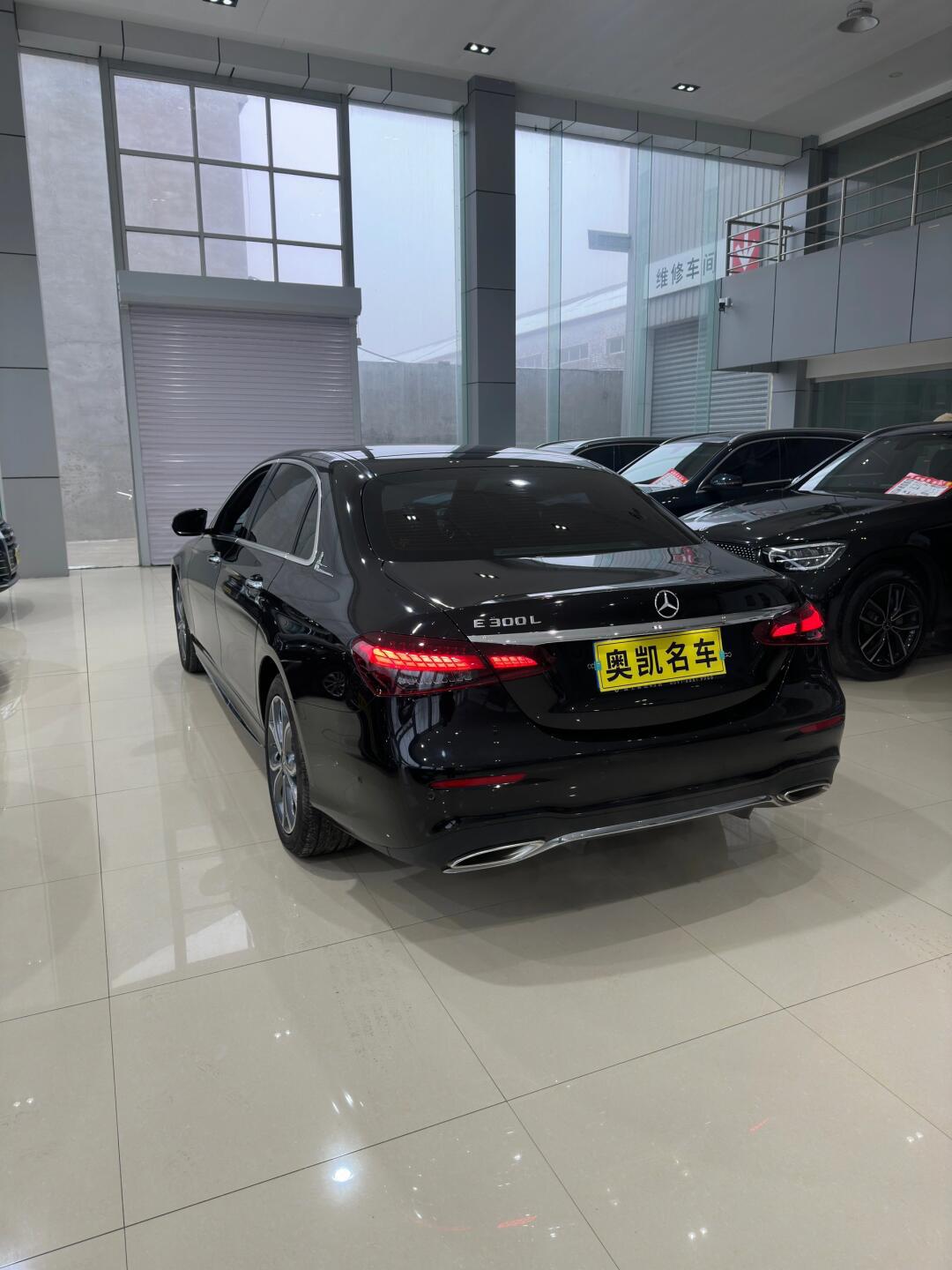 22年奔驰e300l时尚仅需30万8千,9千公里,液晶双连屏,全景天窗,360环