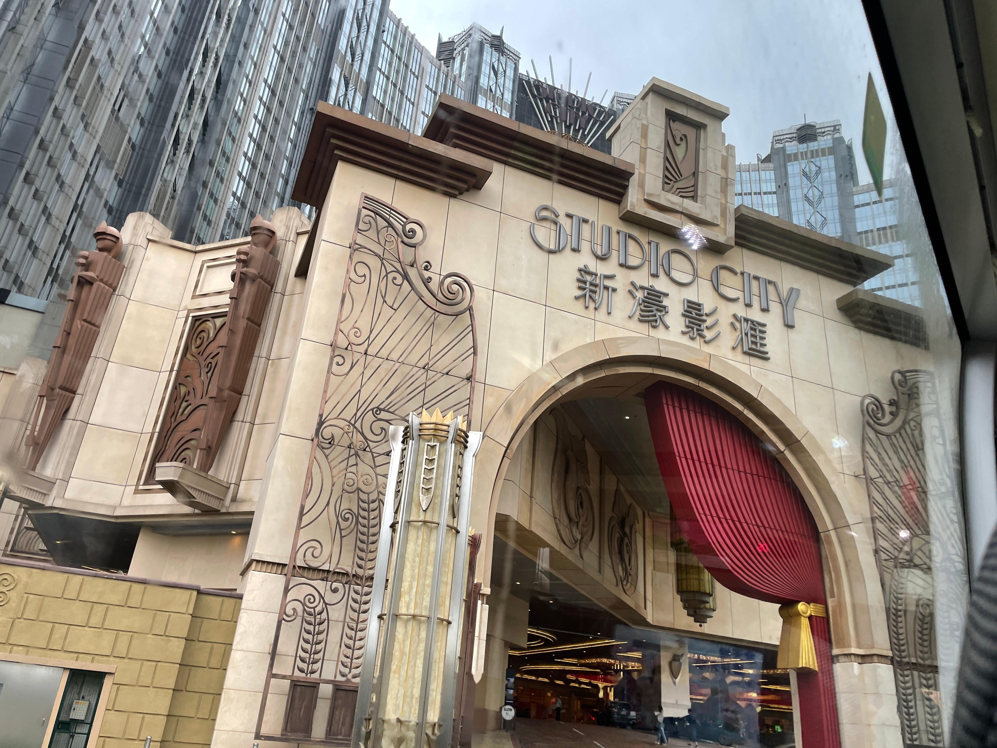 90变化好大哇03酒店接驳巴士人没那么多了,到了新濠这边一进门就