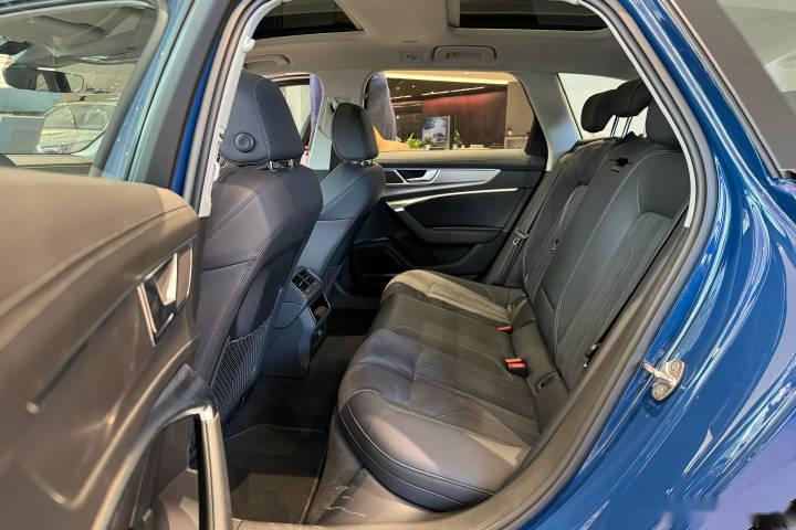 下午陪朋友取车,边上看了看奥迪,这个蓝a6 avant还挺好看,这种车就