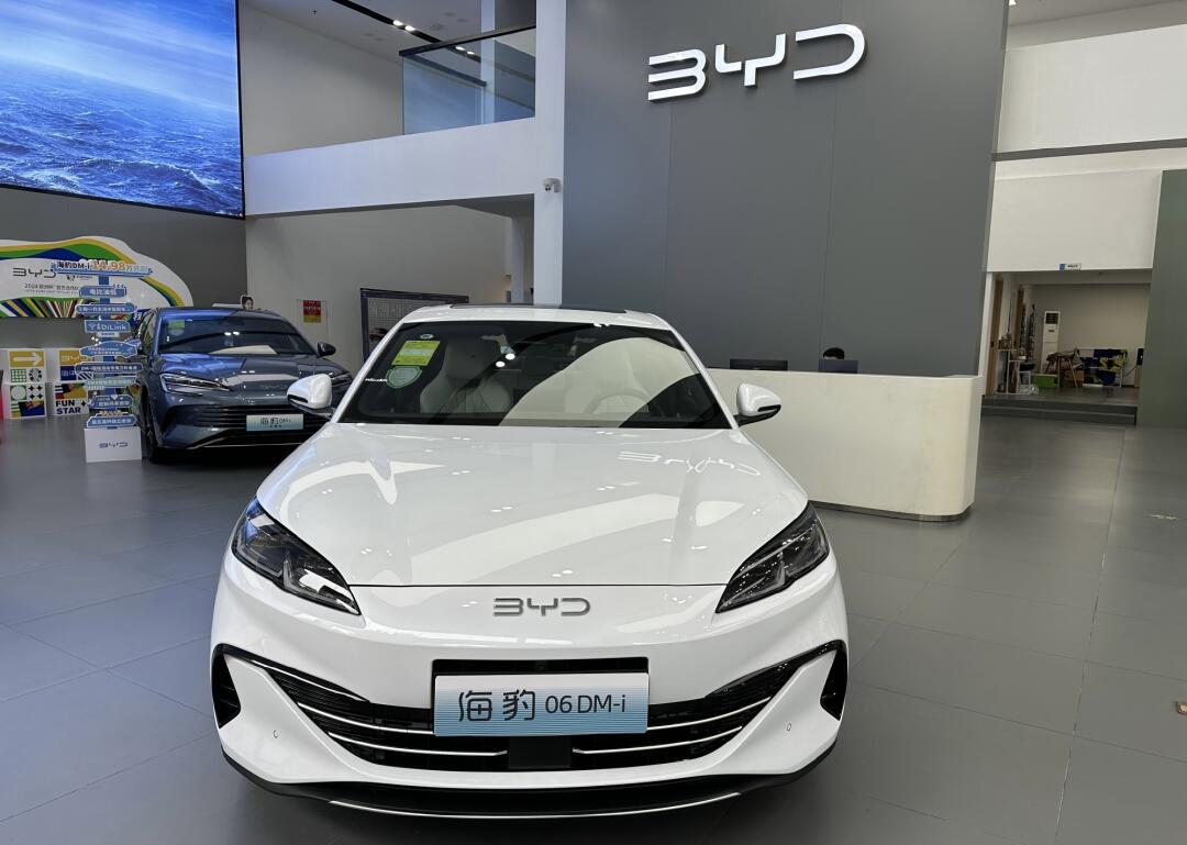 海豹06 dm-i 身份可太多了,比亚迪海洋网里的颜值担当